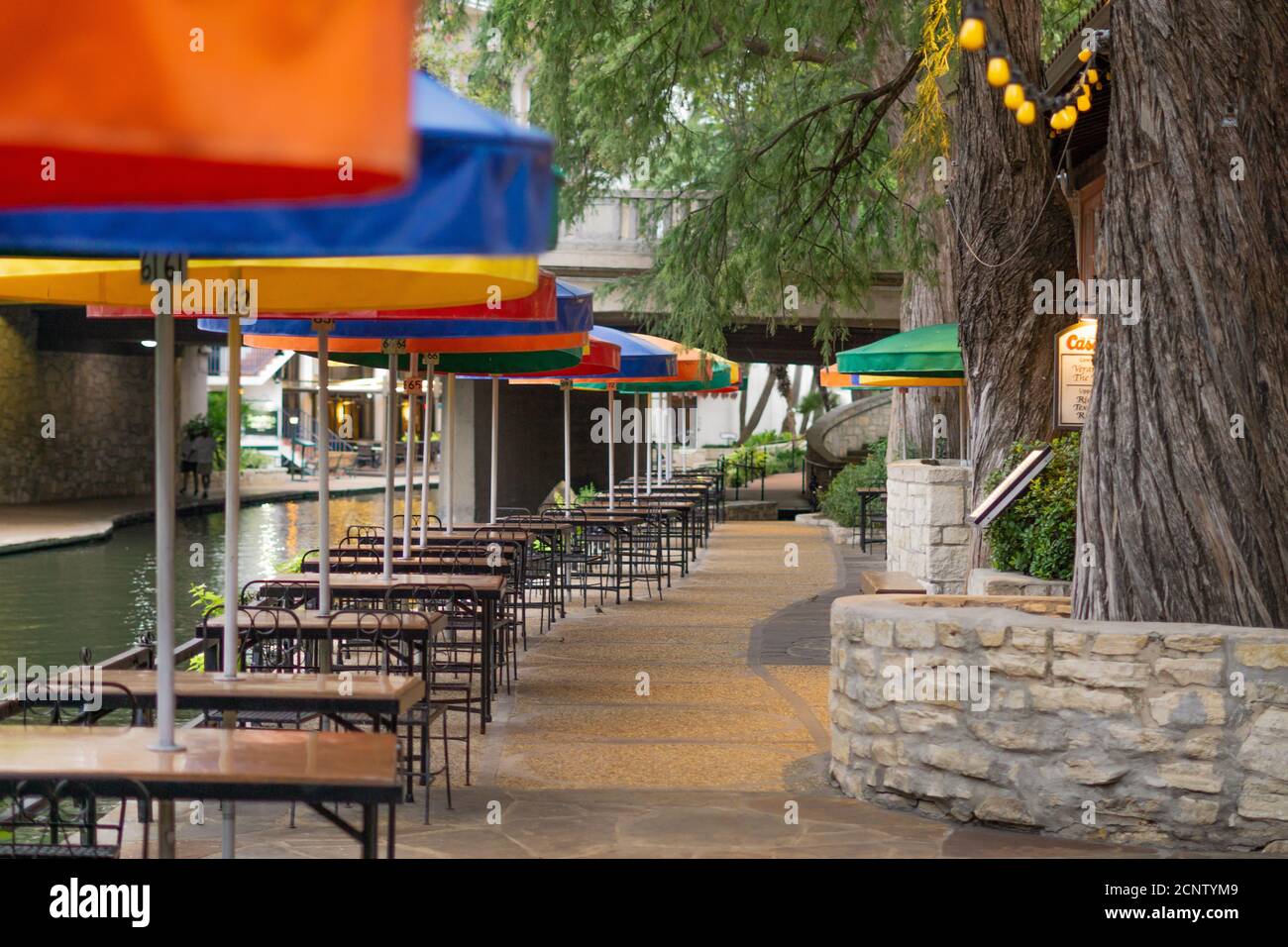 Die farbenfrohe Terrasse am San Antonio Riverwalk ist leer Covid-19 Stockfoto