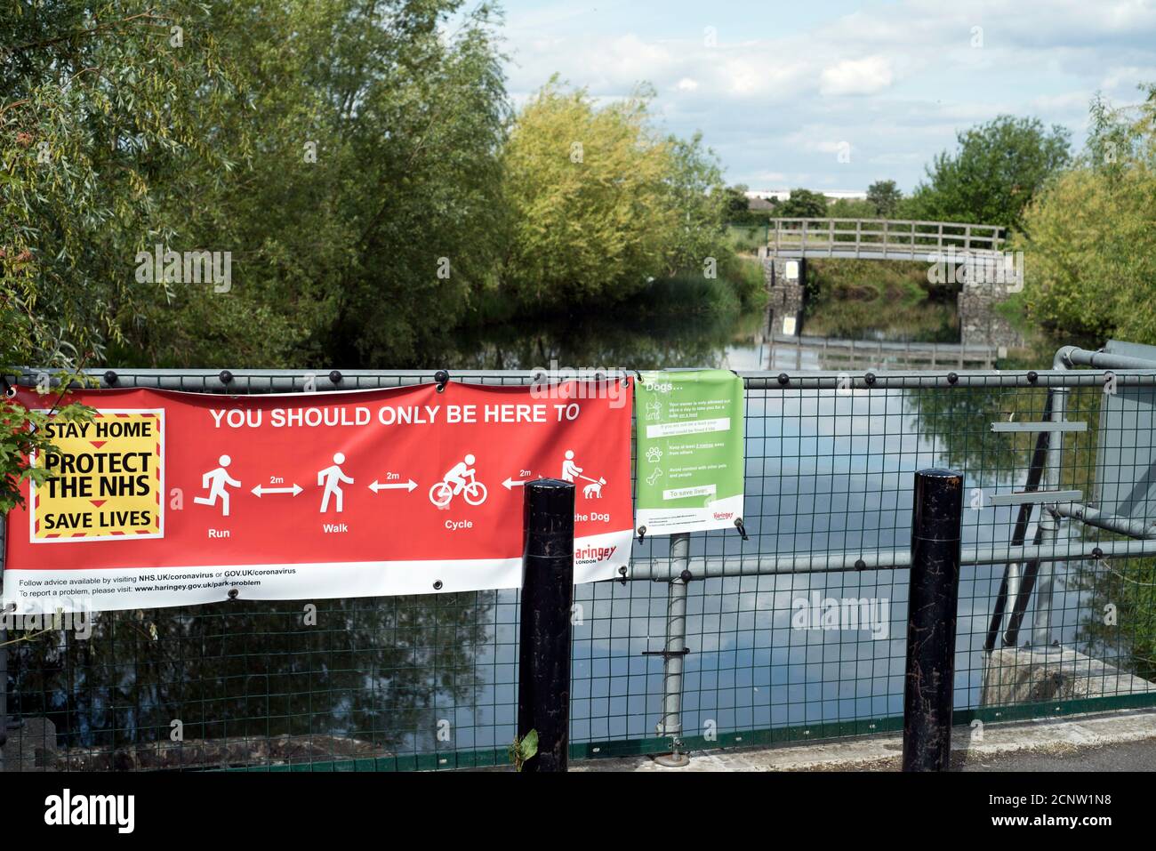 Hinweis im Londoner Park während der Covid-19 Pandemie im Jahr 2020 Stockfoto