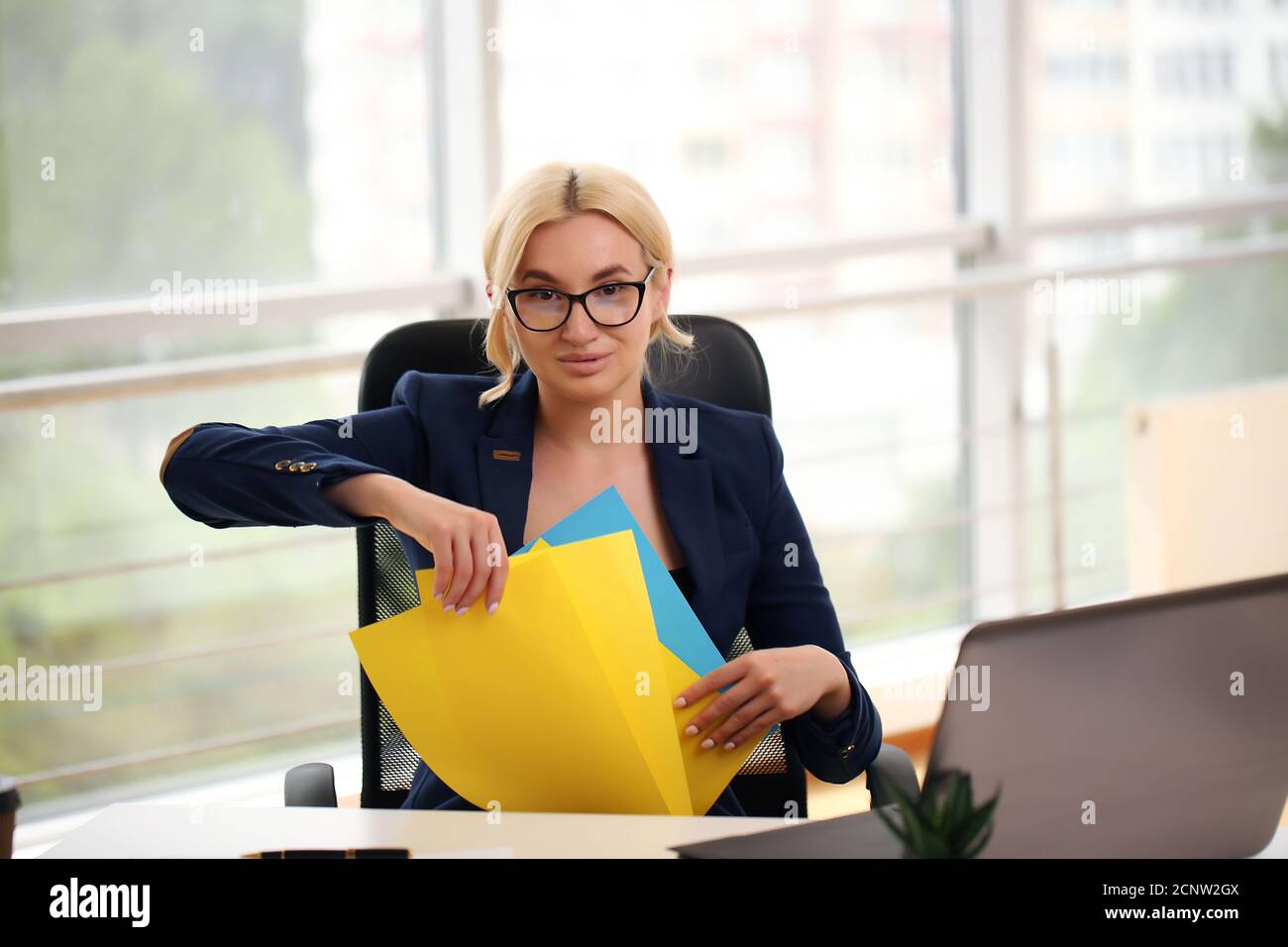 Aufgeregt Executive Anzug Arme gerade einen Desktop-Computer-Monitor im Büro Stockfoto