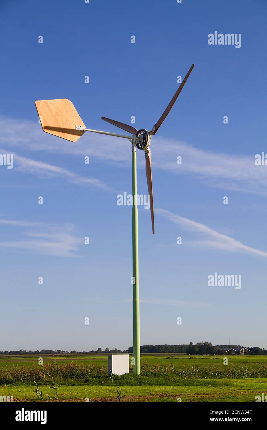 Eine kleine Windturbine mit handgeschnitzten Holzschaufeln, eine Windturbine mit einem ästhetischen Reiz Stockfoto