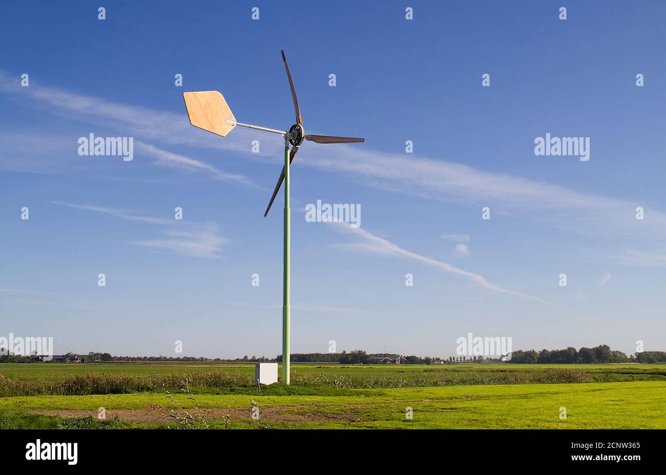 Eine kleine Windturbine mit handgeschnitzten Holzschaufeln, eine Windturbine mit einem ästhetischen Reiz Stockfoto