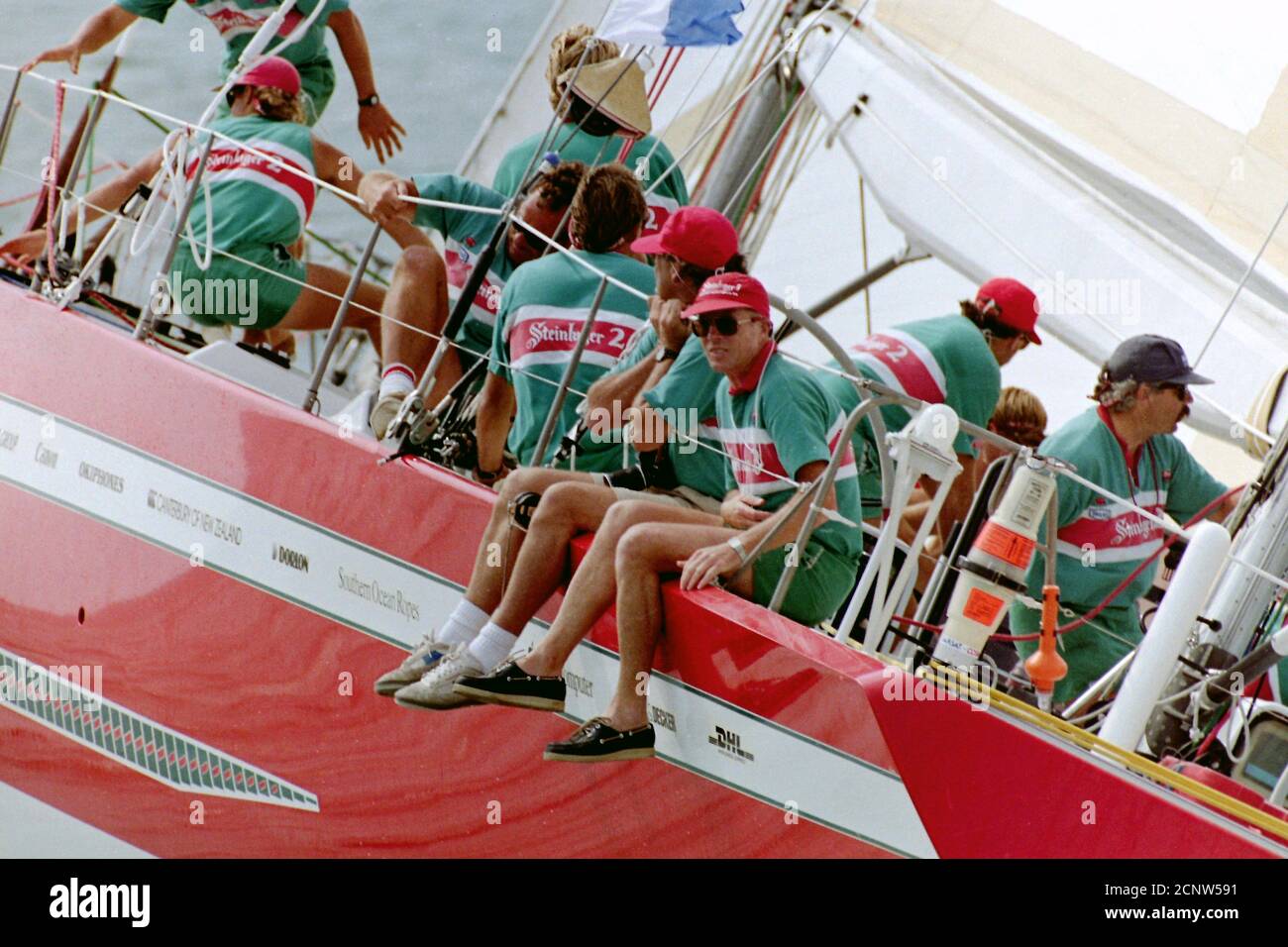 AJAXNETPHOTO. 1989. SOLENT, ENGLAND. - KIWI FAVORIT - STEINLAGER 2 MIT PETER BLAKE BEIM START DES 605 MEILEN FASTNET RENNENS.FOTO:JONATHAN EASTLAND/AJAX REF:FNT89 135 Stockfoto