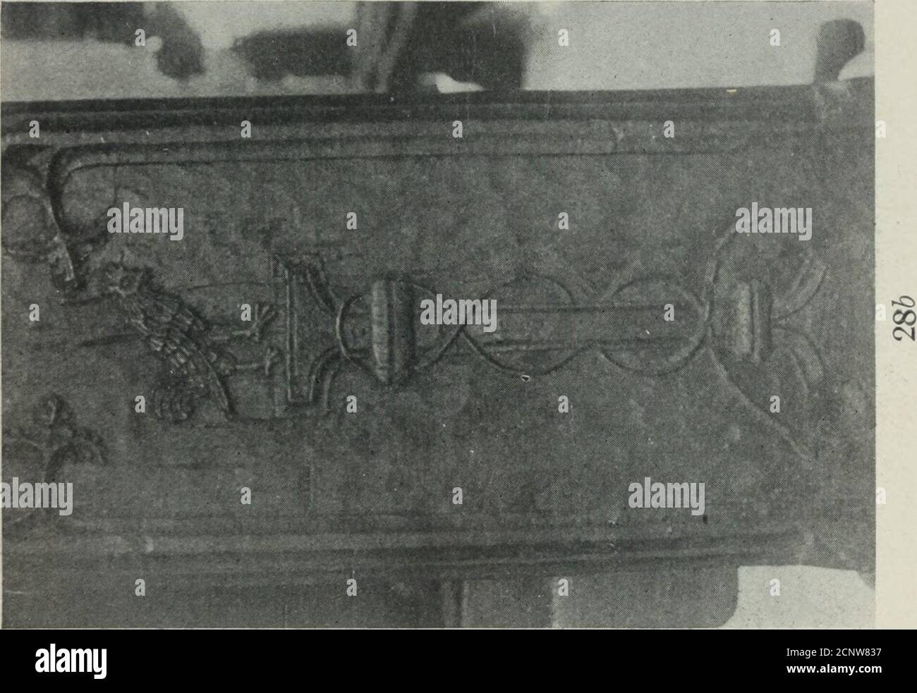 . Symbolik der Tiere und Vögel in englischer Architektur dargestellt . ed in den Weg der Wolf jagt nach Nahrung. Es wird sich den schaffalten bei Nacht gegen einen Wind, so dass die Hunde dürfen nicht riechen, und wenn es ein zufälliges Geräusch mit seinen Füßen, es wird das beleidigende Mitglied schwer beißen. Im 14. Jahrhundert. Bestiarium im BritischMuseum (Slo. 3544) der Wolf wird gebissen Pfote gezogen. Ein Hund gibt den Alarm von Affold, der drei Schafe enthält, und ein Manis, der ein Horn für Hilfe gerade hinter klingend. Es wurde gedacht, dass der Wolf den Menschen dazu bringen würde, seine Stimme zu verlieren, wenn er ihn mit offenem Mund sieht, aber Stockfoto