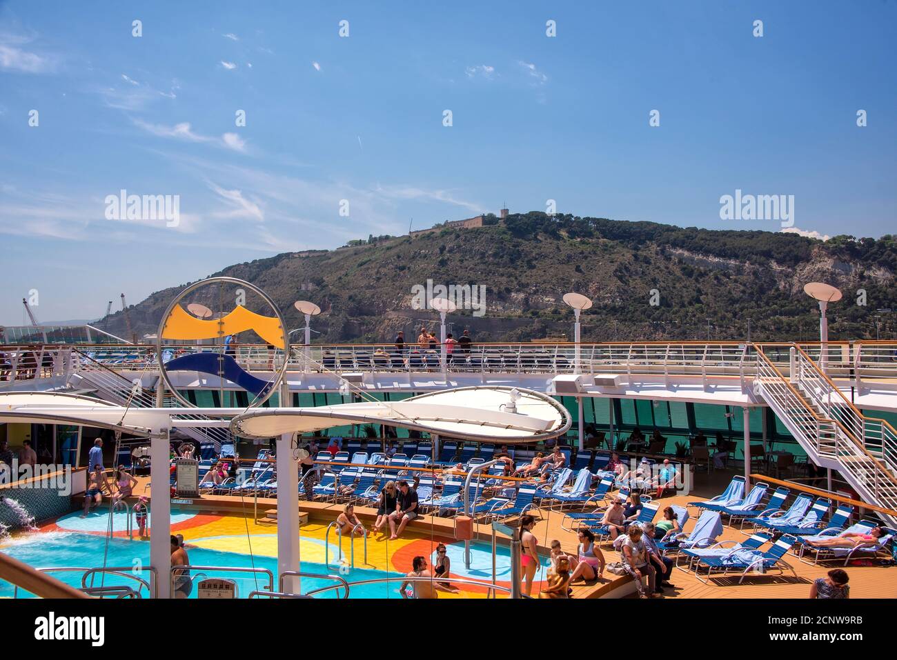 Barcelona, Spanien - 7. Juni 2016: Das Lido und das Pooldeck an Bord des Kreuzfahrtschiffes Brilliance of the Seas, Teil der Royal Caribbean Cruise Line. Stockfoto
