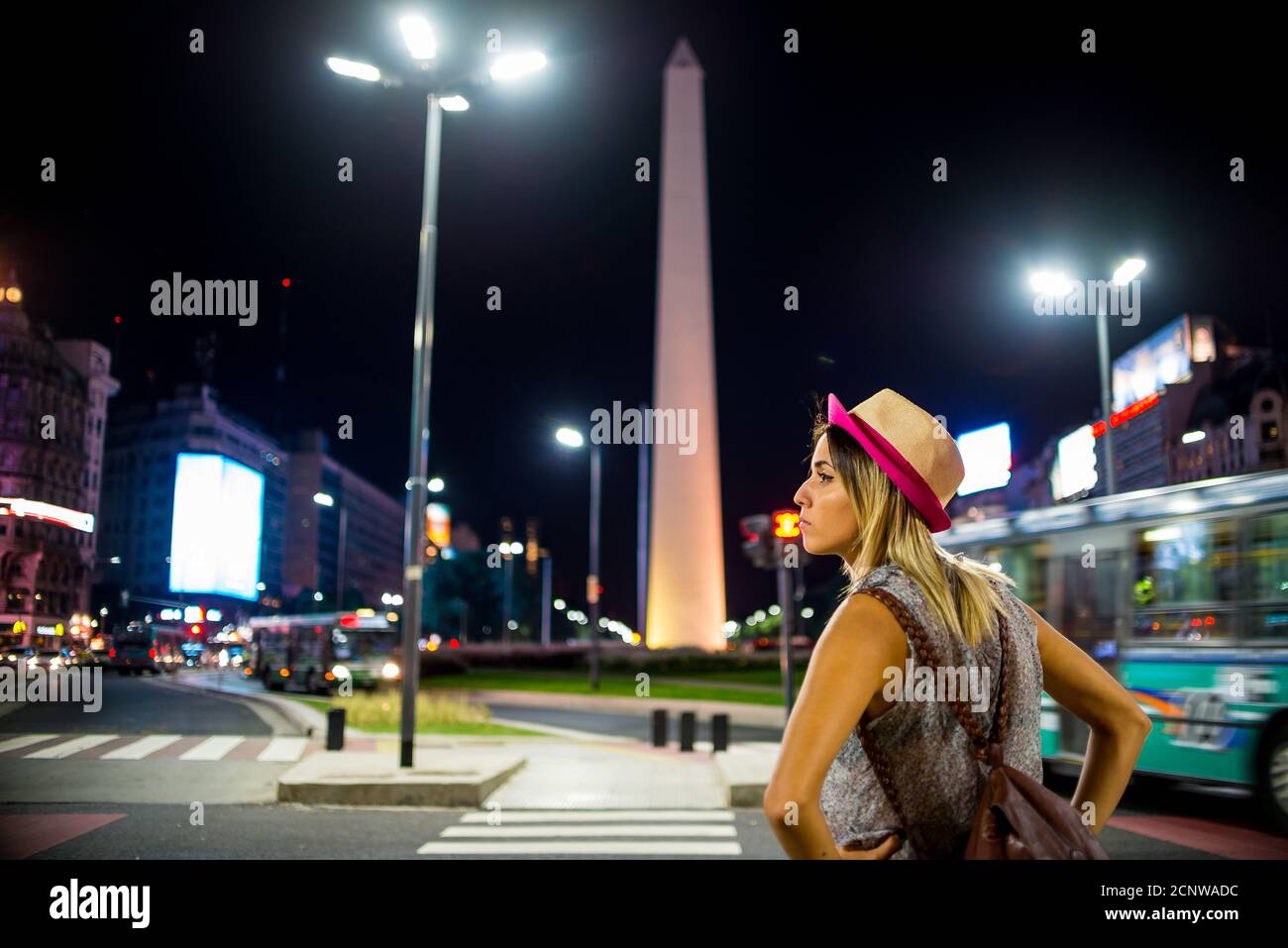 Mädchen, das auf der Straße beim Obelisken von Buenos Aires steht. Stockfoto