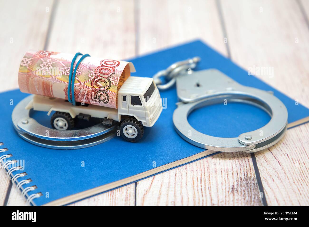Kinderwagen, Geld und Handschellen. Illegaler Frachttransport Stockfoto