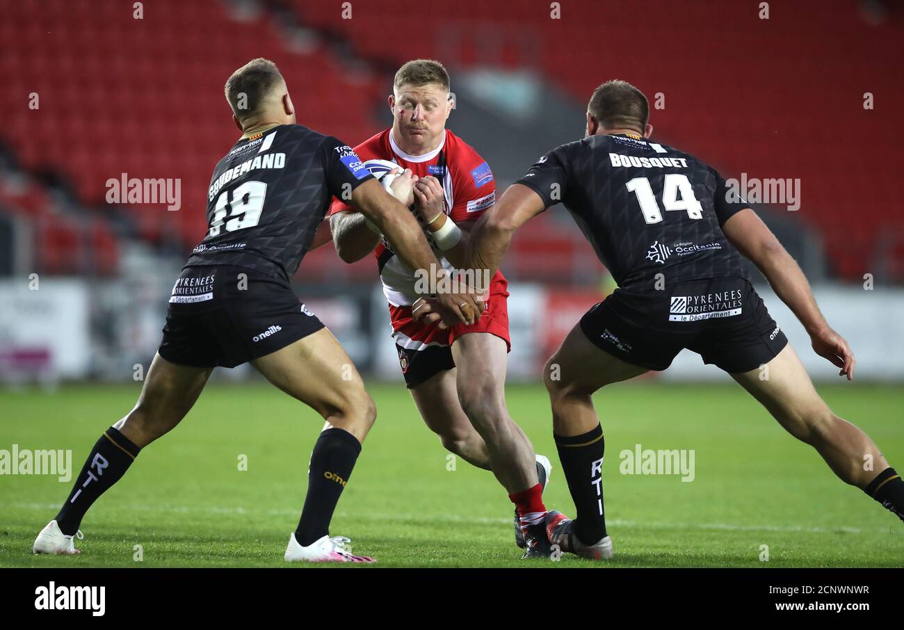 Salford Red Devils Luke Yates (Mitte) wird vom katalanischen Drachen Mickael Goudemand (links) und Julian Bousquet während des Betfred Super League-Spiels im Totally Wicked Stadium, St. Helens, angegangen. Stockfoto