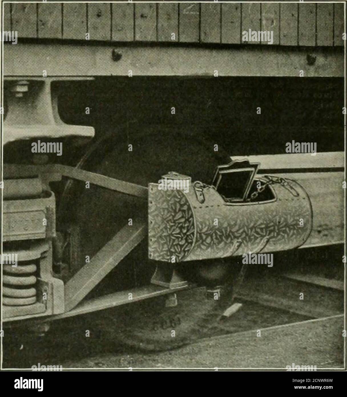 . Eisenbahnmechaniker . eme rechts. Ein flacher, locker an einem Drehzapfen befestigter Dogg bedeckt das Loch im Fußanschlag, wenn die Falltür vollgeschlossen wurde. Dies macht es unmöglich, dass sich der Sicherheitsverschluss durch dieses Loch ausdehnt, und macht es daher unmöglich, dass der Schritt abgesenkt werden kann. Wenn die Falltür geschlossen ist, bevor die Stufe angehoben wurde, ruht der flache Hund auf dem Sicherheitsverschluss und verhindert so, dass die Falltür von Closini; ausreichend, um die Vestibültür zu schließen. Mit dem Schritt in, die nach oben Position wird der Griff in einem geeigneten Griff befestigt t arretiert Stockfoto