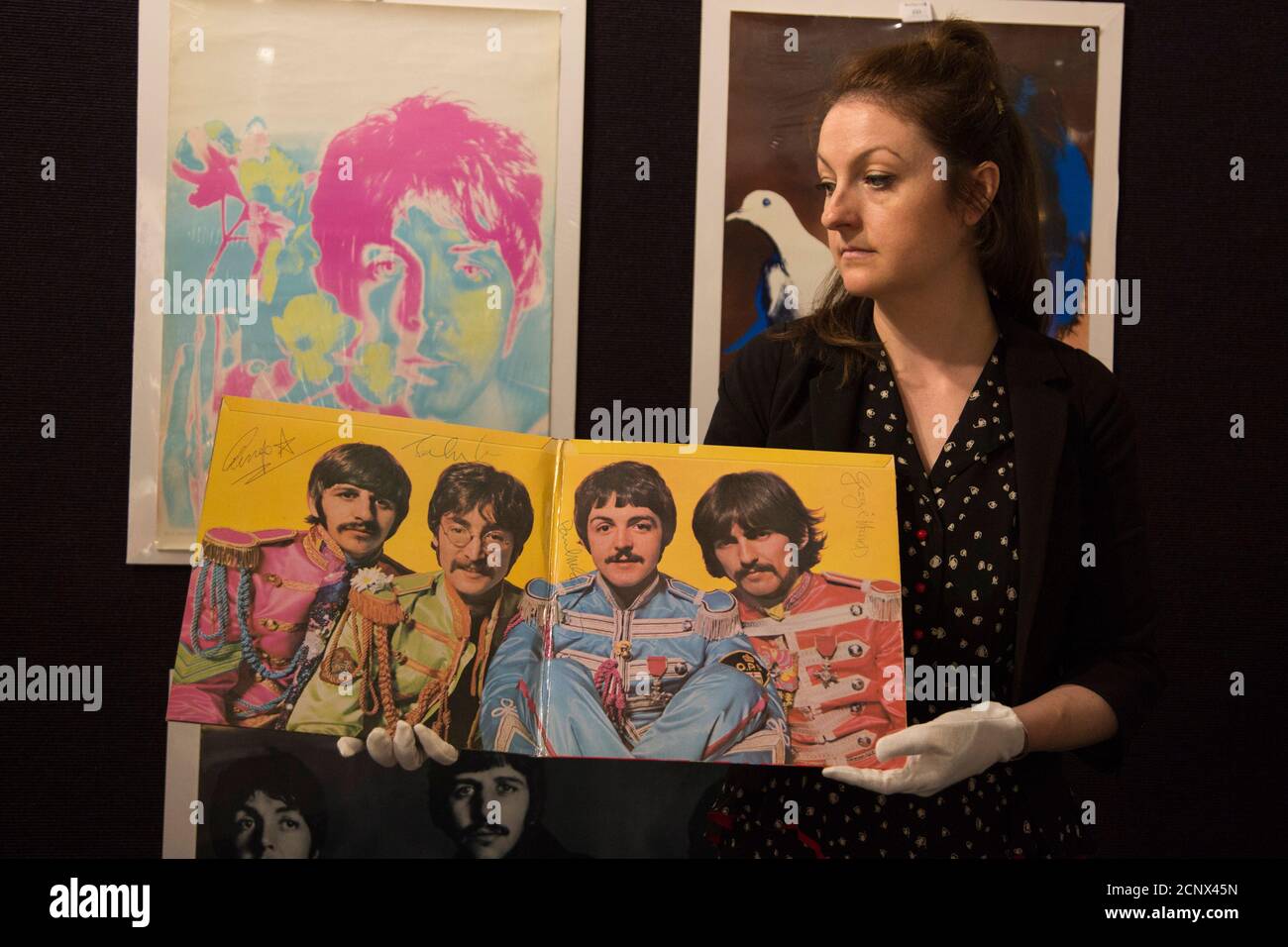 London, Großbritannien. 28. Juni 2016. Ein signierter Beatles Sgt. Pepper's Lonely Hearts Club Band LP, est. 30,000 BIS 40,000 GBP. Bonhams präsentiert Lose vom bevorstehenden Entertainment Memorabilia Verkauf, der am 29. Juni stattfindet. Stockfoto