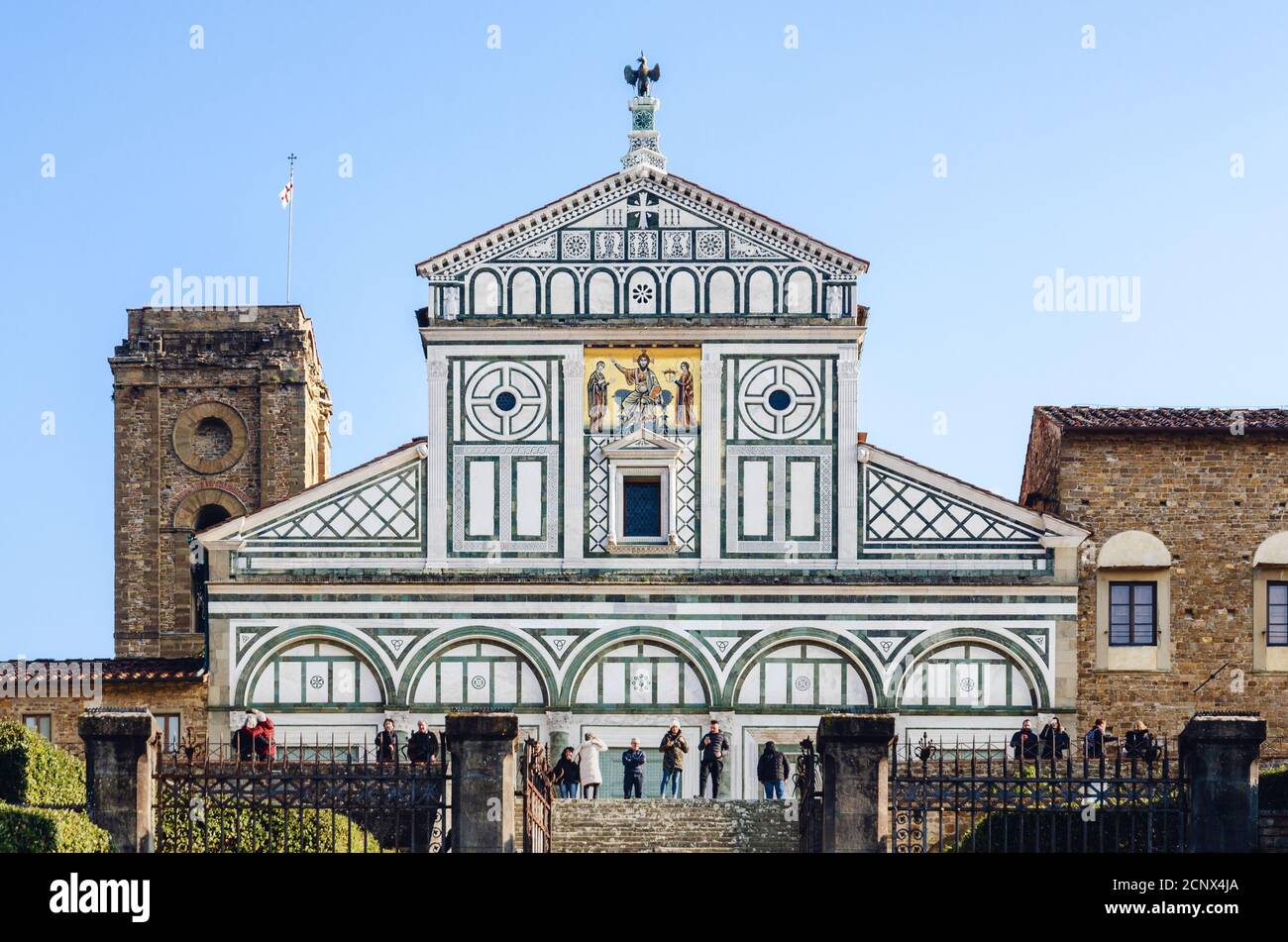Florenz, Italien - 11. Februar 2018: Fassade der berühmten Kirche San Miniato al Monte, auf dem höchsten Hügel von Flotence, Toskana, Italien Stockfoto