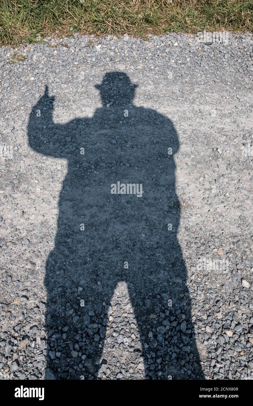 Schwarzer Schatten eines Mannes, der einen Hut trägt Stockfoto