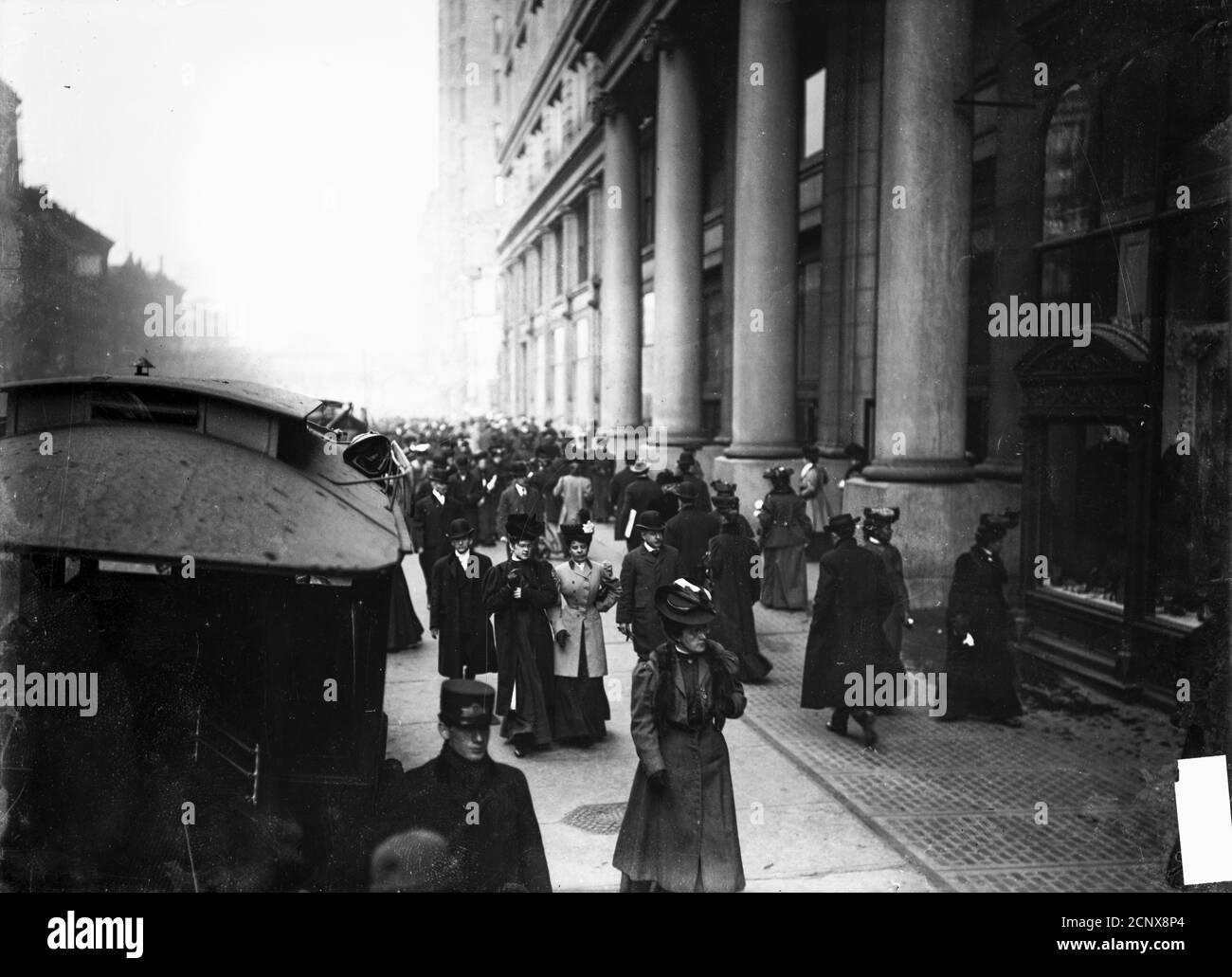 Blick auf Weihnachtseinkäufer, die am Kaufhaus von Marshall Field in der State Street, Chicago, Illinois, vorbeigehen, Dezember 1905. Stockfoto