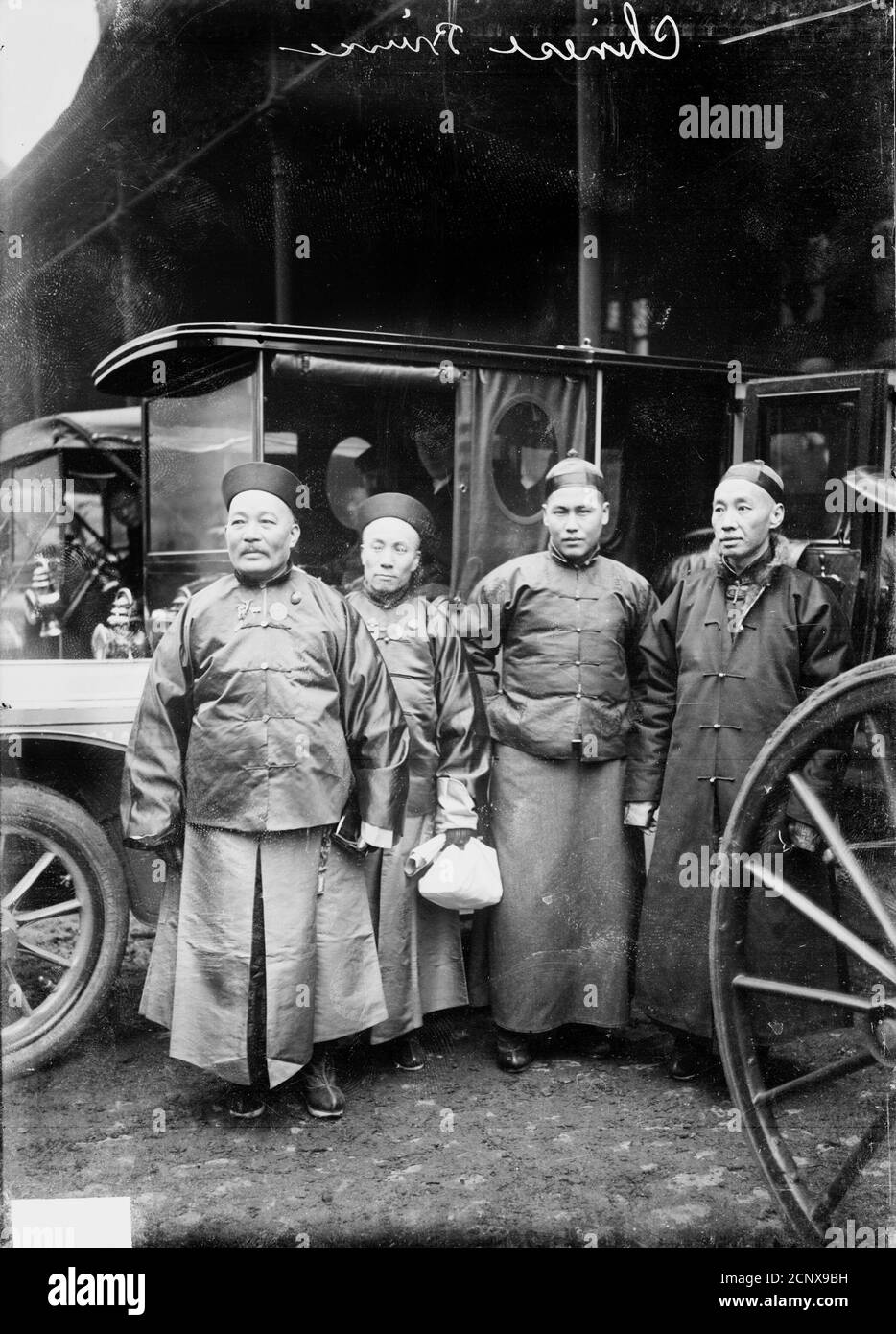 Porträt eines chinesischen Prinzen und Kommissare stehen vor einer Kutsche während eines Besuchs in Chicago, Illinois, 1904. Stockfoto