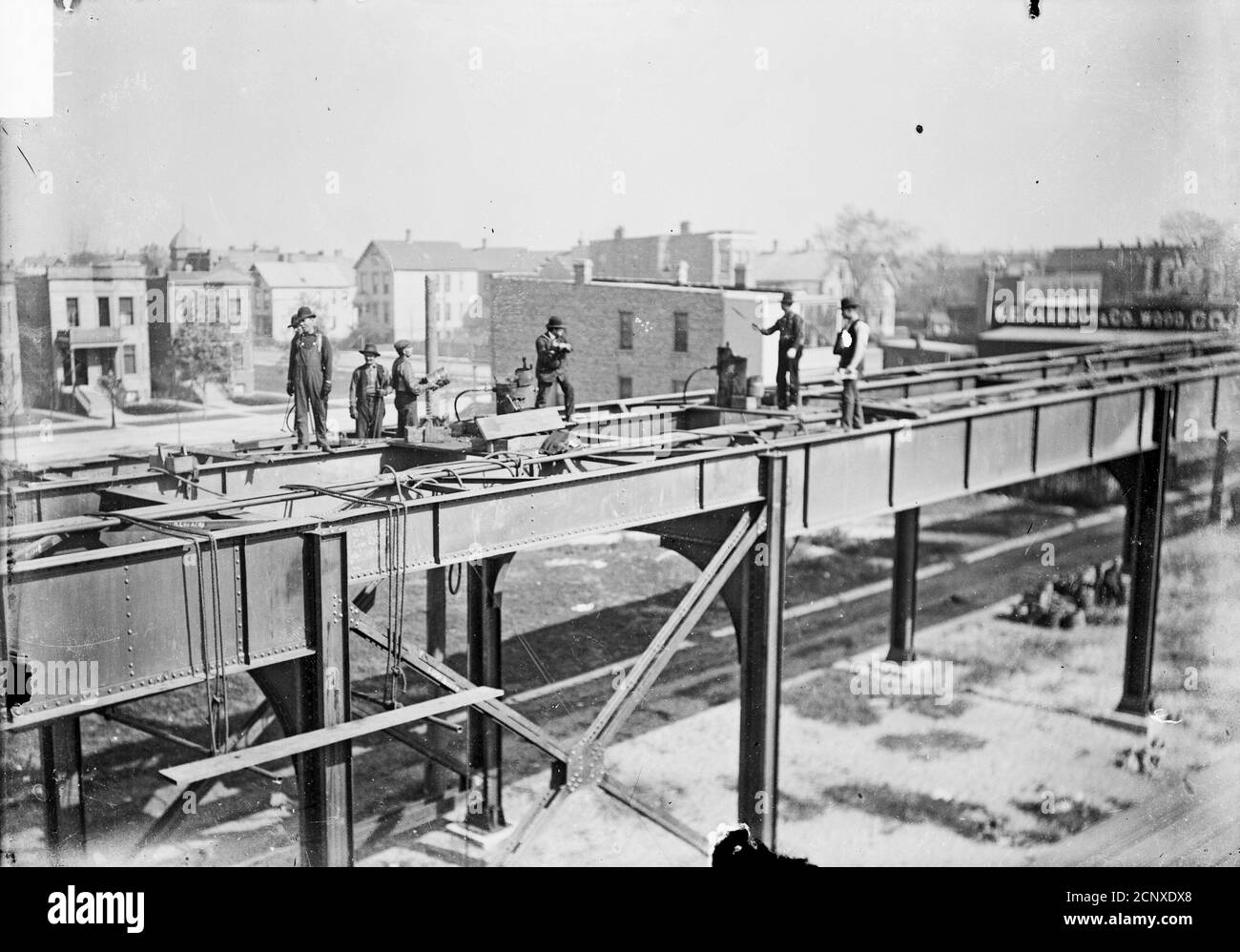 Ravenswood Linie Hochbahn Bau zeigt sieben Männer auf der Oberseite der Struktur, Chicago, Illinois Stockfoto