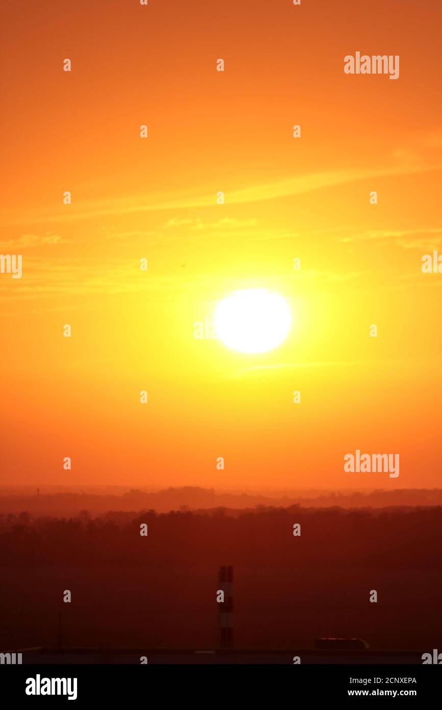 Mit Sonnenschein und Wolken über dem Horizont. Göttliches Leuchten durch die Wolken der Abendsonne. Konzept von Frieden und Glück. Stockfoto