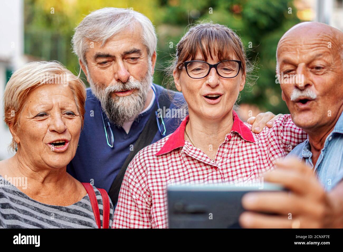 Ältere Paare, die Selfie mit dem Smartphone machen - Wiedersehen mit alten Freunden Spaß im Freien miteinander Stockfoto