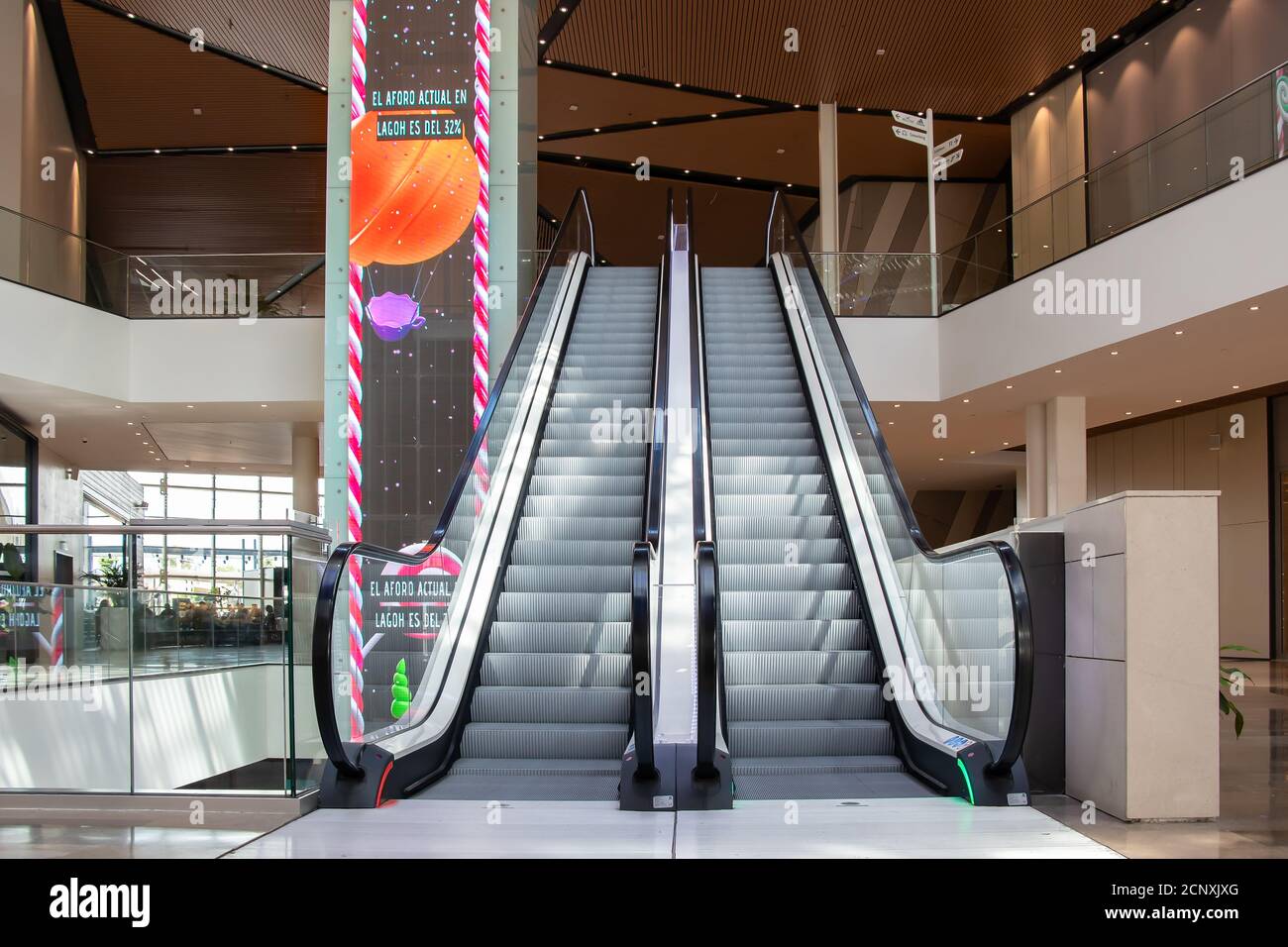 Sevilla, Spanien - 18. September 2020: Mechanische Treppe im Einkaufszentrum Lagoh Sevilla in Sevilla (Centro Comercial Lagoh Sevilla), Andalusien, Spanien Stockfoto