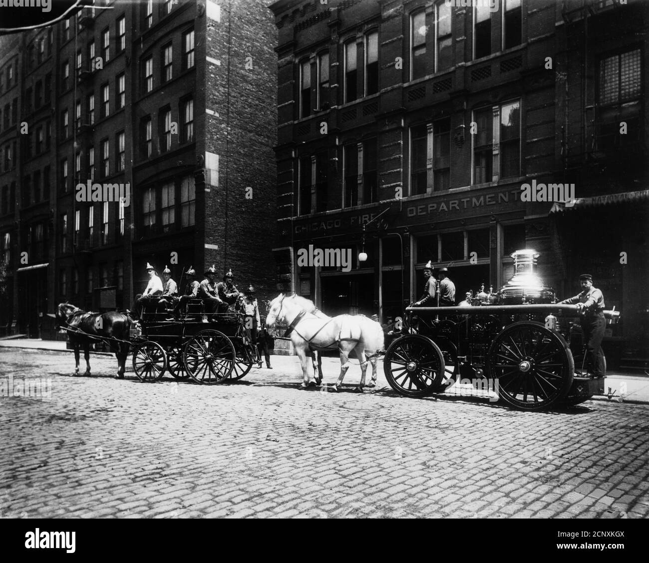 Von Pferden gezogene Feuerwehrautos außerhalb des Maschinenhauses Nr. 40, Chicago, Illinois, um 1905. Stockfoto