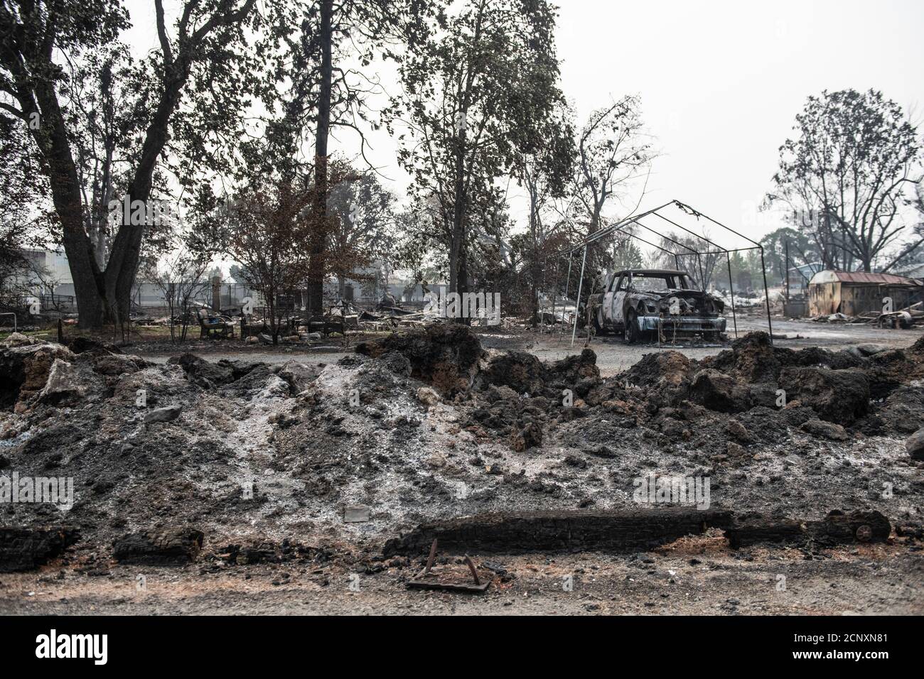 Phoenix, Usa. September 2020. PHOENIX, ERZ - 18. SEPTEMBER 2020: Ein allgemeiner Blick auf die Nachwirkungen des Almeda-Feuers. Die Stadt Phoenix, Oregon, zeigt die ausgebrannten Häuser, Autos und Trümmer, die zurückgelassen wurden. In Phoenix, etwa 20 Meilen nördlich der kalifornischen Grenze, wurden Häuser bis zur Unkenntlichkeit verkohlt. Im Westen der USA brennen laut dem National Interagency Fire Center mindestens 87 Waldbrände. Sie haben mehr als 4.7 Millionen Hektar in Fackeltau - mehr als sechsmal so viel wie Rhode Island. Kredit: Chris Tuite/imageSPACE/Sipa USA Kredit: SIPA USA/Alamy Live Nachrichten Stockfoto