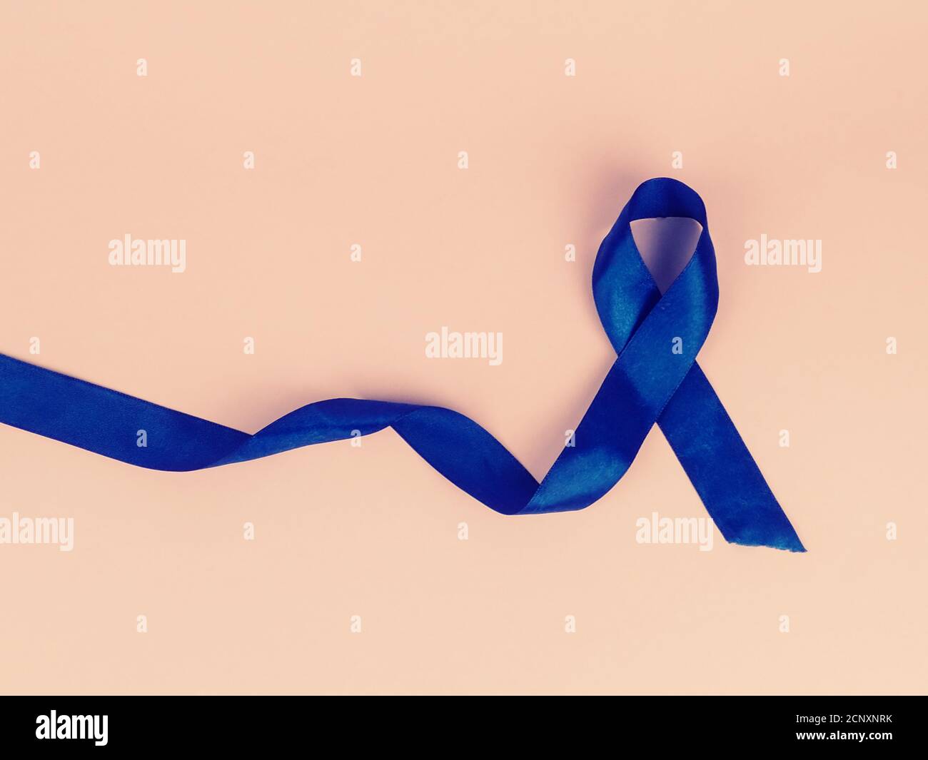 Bewusstsein blaue Band auf rosa Hintergrund für Prostatakrebs isoliert Sensibilisierungskampagne und Gesundheitskonzept für Männer Stockfoto