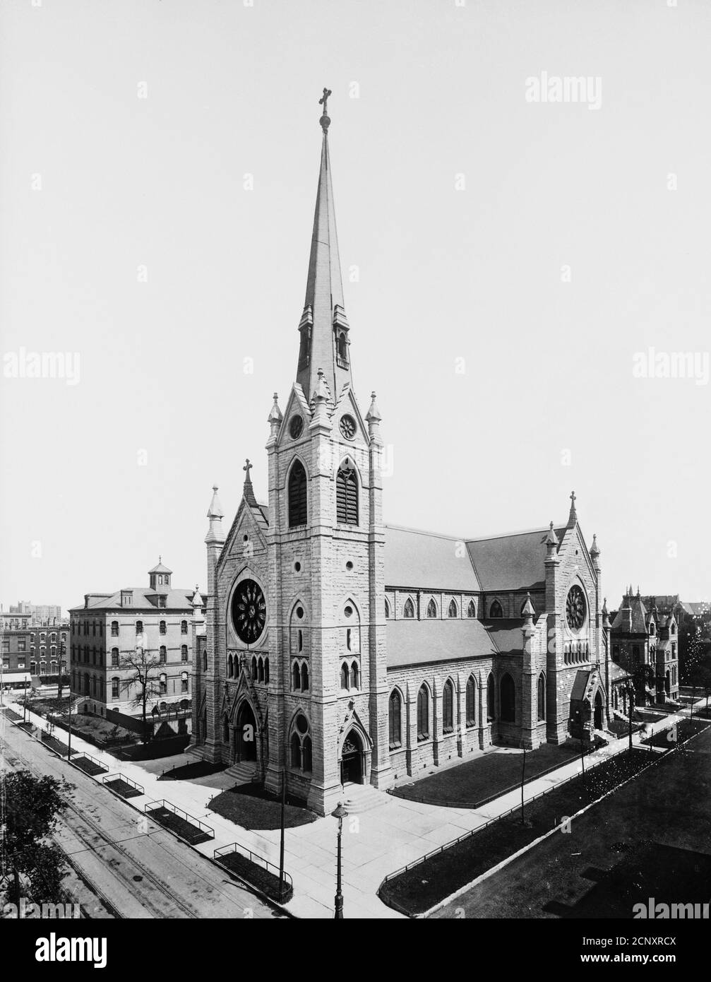 Außenansicht der Holy Name Cathedral, gelegen an der nordöstlichen Ecke der North State und East Superior Street, Chicago, Illinois, um 1895. Stockfoto