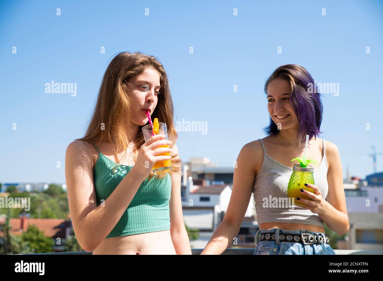 Teenager Mädchen trinken Säfte auf dem Balkon und ihre Spaß haben. Home-Konzept Stockfoto