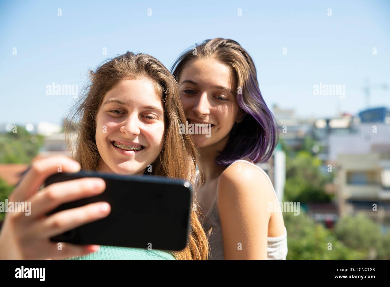 Zwei Teenage Mädchen nehmen Selfie mit EINEM Handy. Home-Konzept Stockfoto