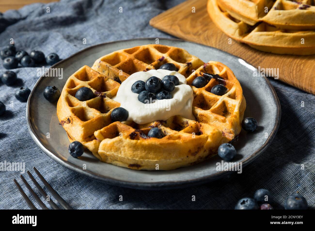 Hausgemachte warme belgische Heidelbeer-Waffeln mit Schlagsahne Stockfoto