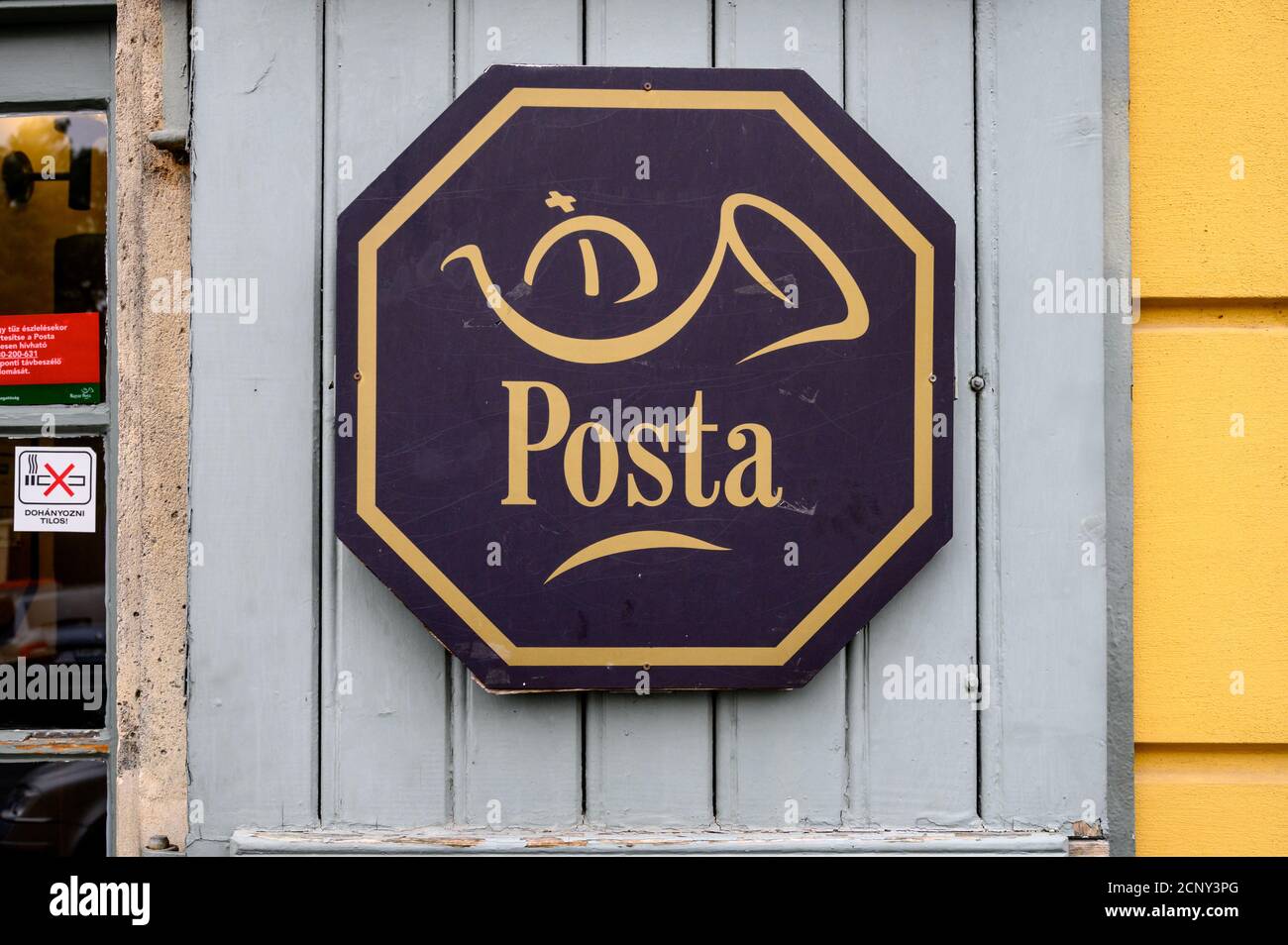 BUDAPEST, UNGARN - 25. SEPTEMBER 2019: Hungary Post ist die Postverwaltung von Ungarn. Stockfoto