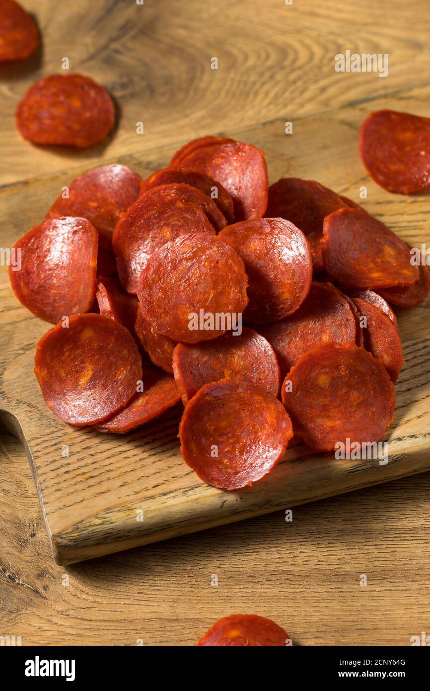 Bio nicht gehäutet italienischen Pepperoni Scheiben gebrauchsfertig Stockfoto