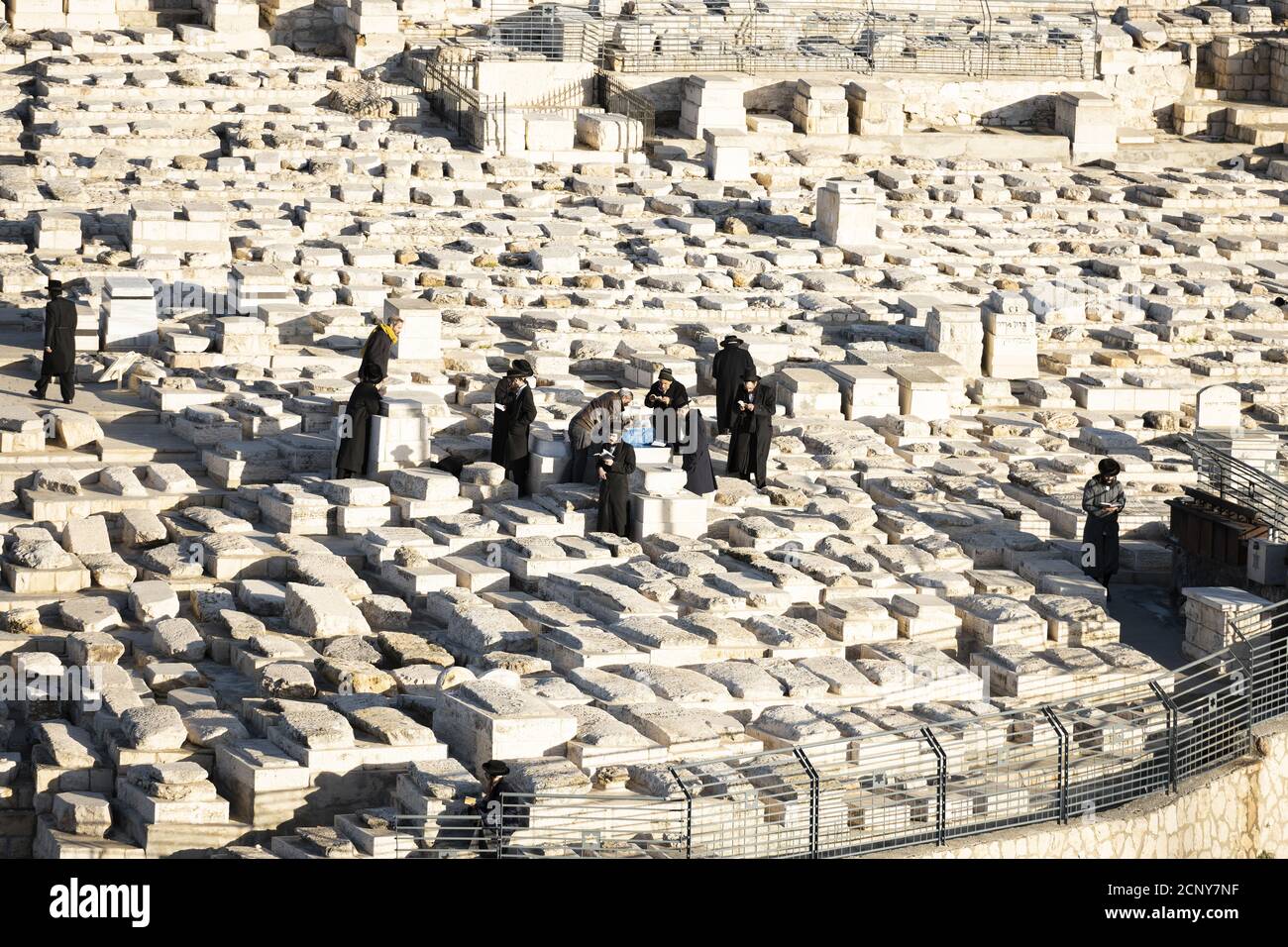 Einige orthodoxe Juden nehmen an einer Beerdigung auf dem Jüdischen Friedhof auf dem Ölberg während des Covid-19-Ausbruchs Teil. Stockfoto