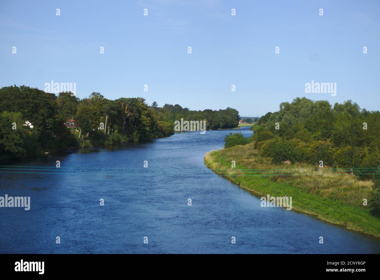 Blick flussabwärts Richtung Nordosten des Flusses Tweed von Hunters Bridge, Kelso, Roxburghshire, Scottish Borders, UK. Stockfoto