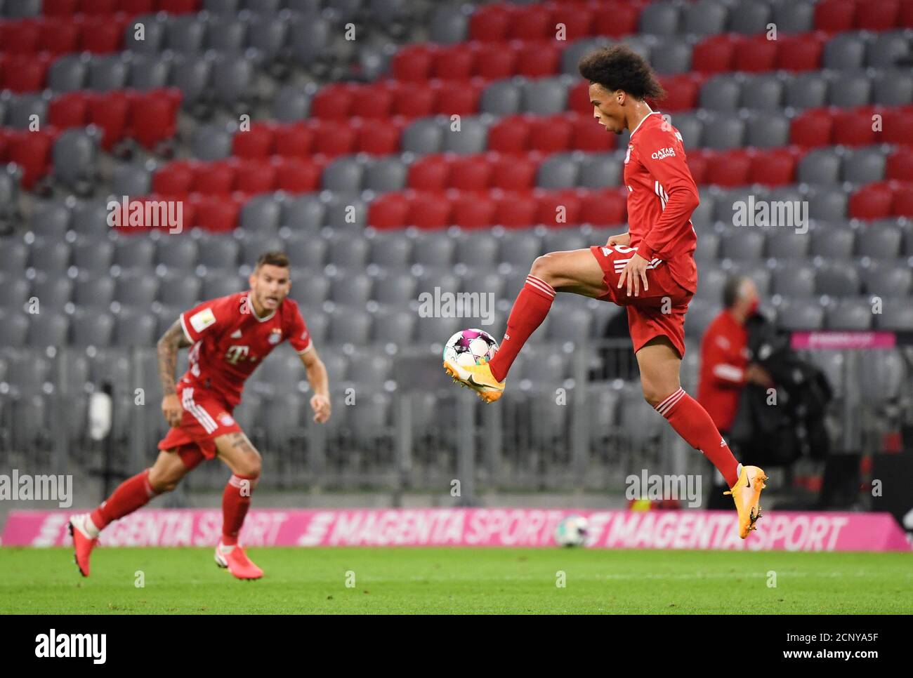 München, Deutschland. September 2020. Fußball: Bundesliga, Bayern München - FC Schalke 04, 1. Spieltag in der Allianz Arena. Der Münchner Leroy Sane (r) am Ball. Links folgt der Münchner Lucas Hernandez dem Ball. WICHTIGER HINWEIS: Gemäß den Bestimmungen der DFL Deutsche Fußball Liga und des DFB Deutscher Fußball-Bund ist es untersagt, das Spiel in Form von Sequenzbildern und/oder videoähnlichen Fotoserien im Stadion zu verwenden oder zu verwenden bzw. zu fotografieren. Quelle: Matthias Balk/dpa/Alamy Live News Stockfoto