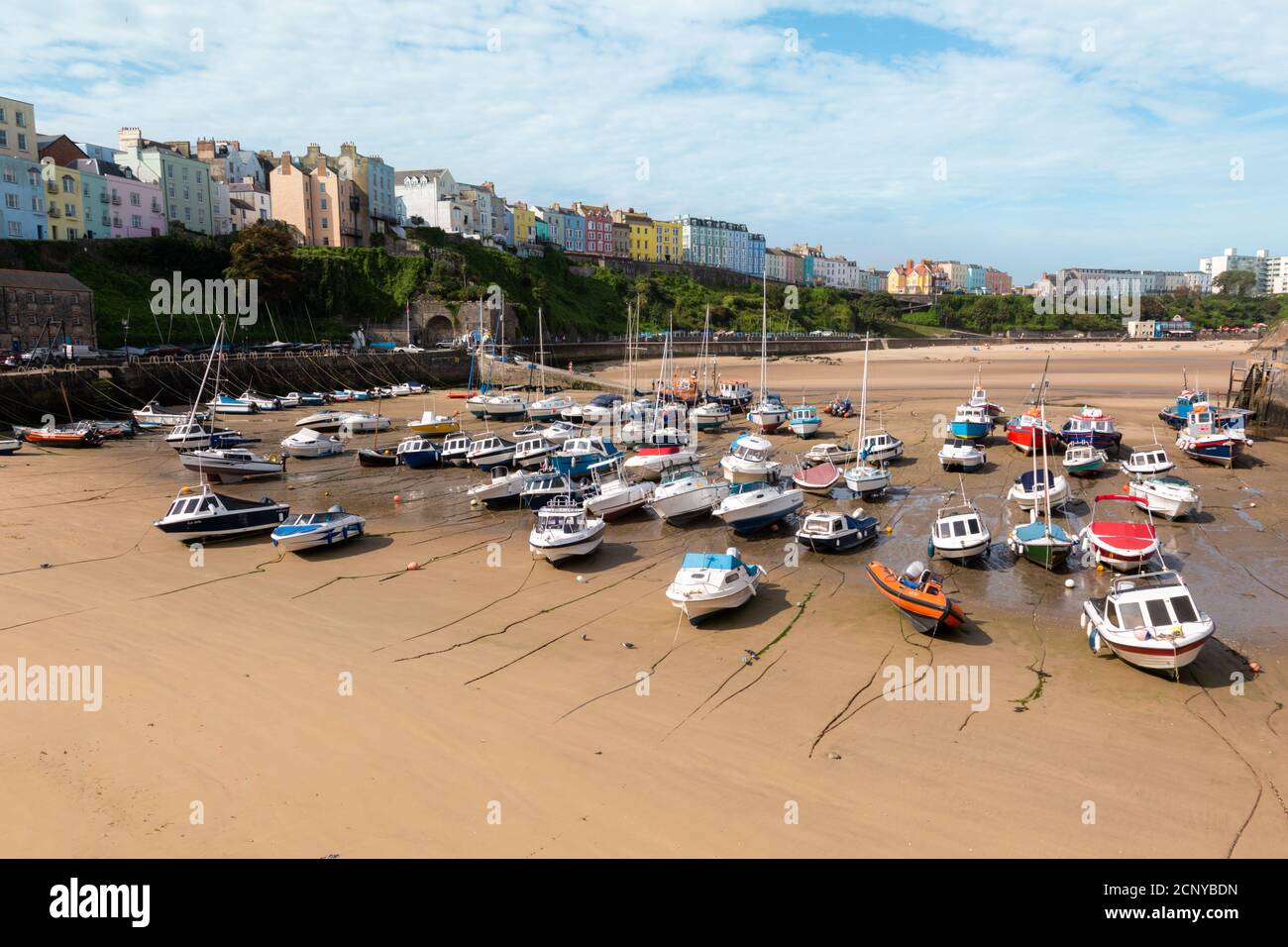 Blick auf den Hafen und den Strand bei Ebbe, Tenby, Pembrokeshire, Wales, Großbritannien Stockfoto