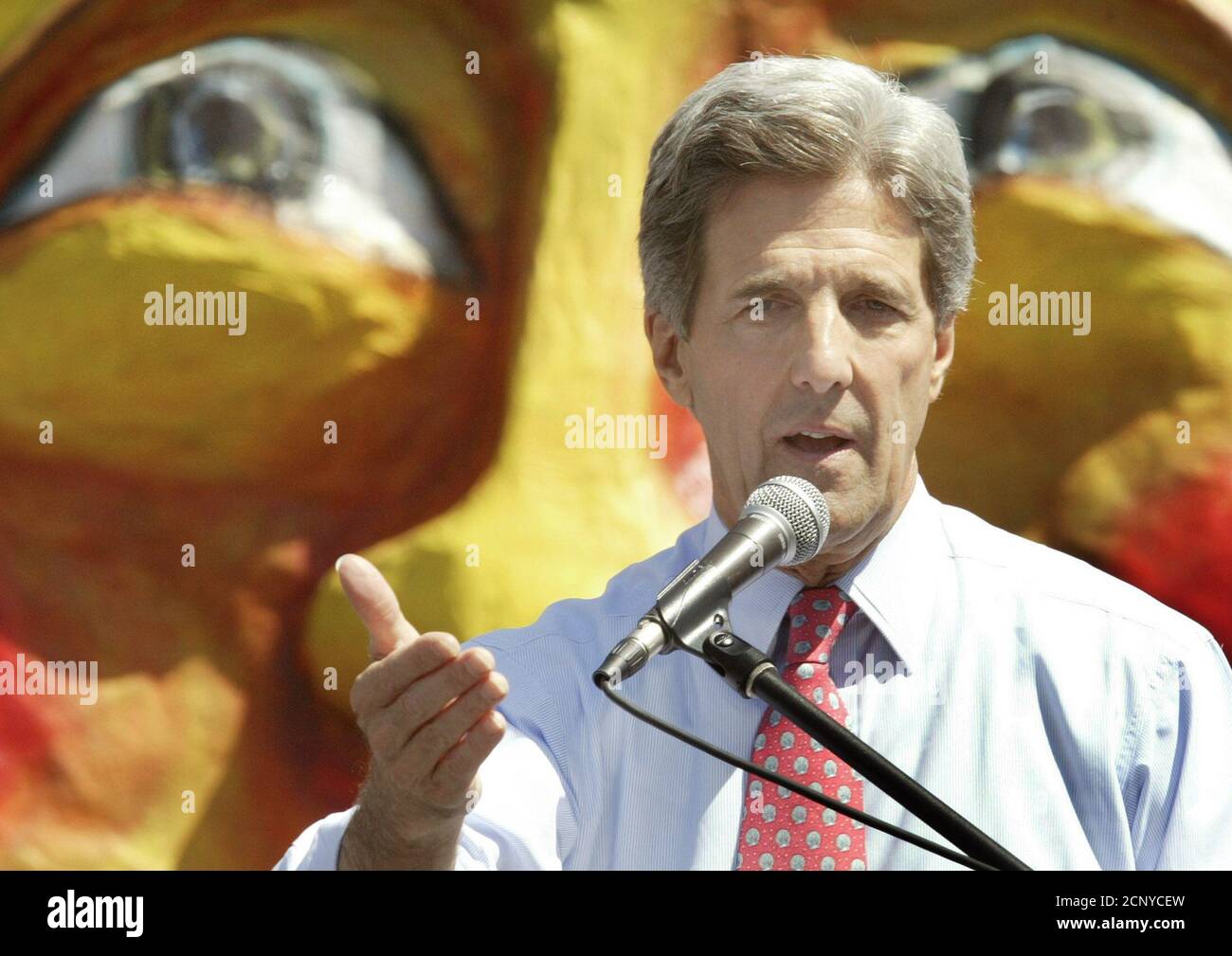 US-demokratischen Präsidentschaftskandidaten John Kerry eine Kampagne macht spricht zu Studenten an Woodrow Wilson High School in Los Angeles, 5. Mai 2004. Kerry, die mutmaßlichen demokratischen Präsidentschaftskandidaten hat geschworen, um eine härtere Linie als US-Präsident George W. Bush gegen Devisen Manipulation zu nehmen. Letzte Woche, versprach er "eine No-Nonsense-bemühen, illegale Währungsmanipulation zu stoppen, die in Ländern wie China und Japan vor sich geht." REUTERS/Lucy Nicholson U.S. Wahl LN/GN Stockfoto