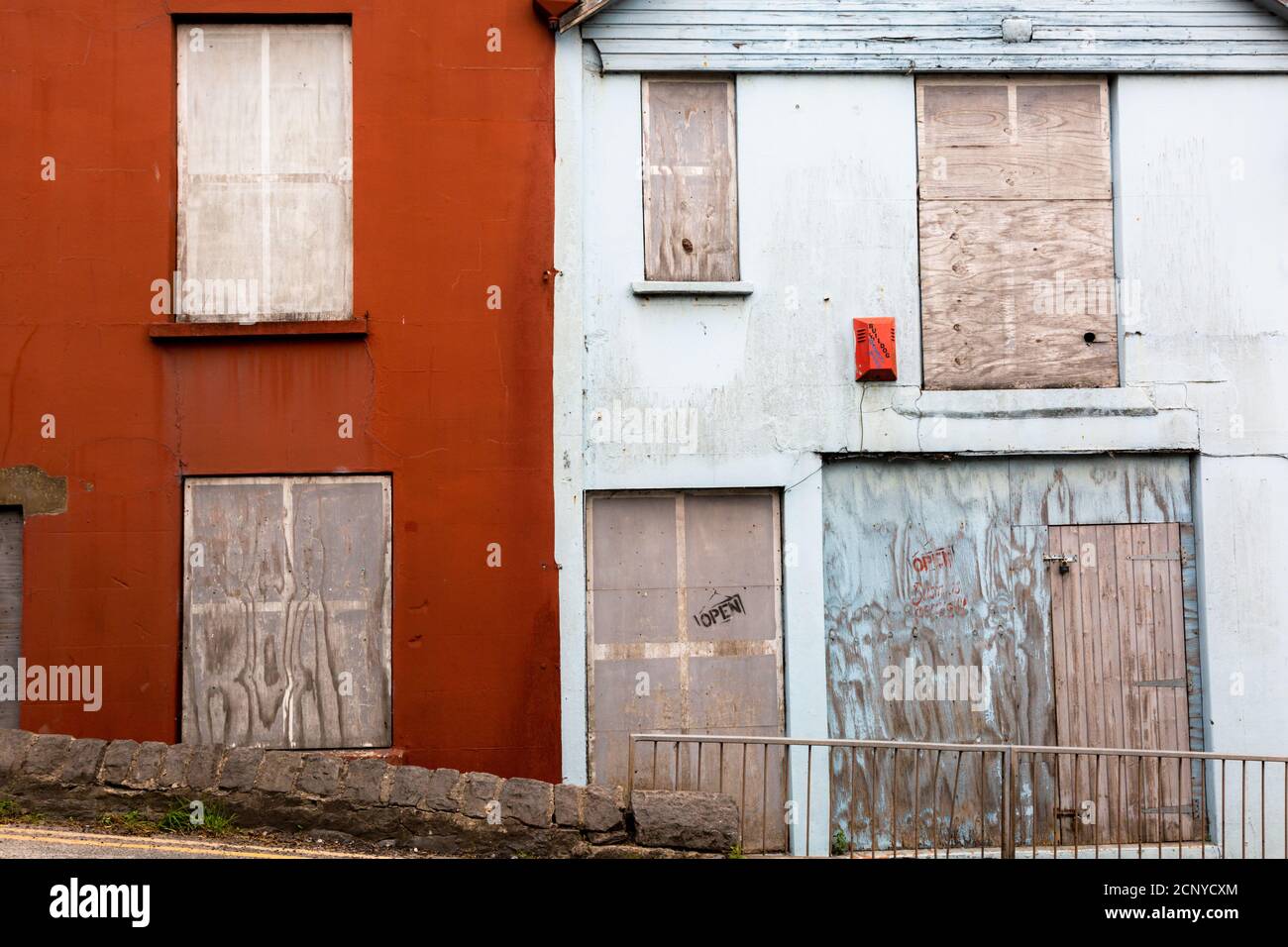 Betriebsgelände wurde während der Coronavirus-Pandemie 2020 in Pembroke, Pembrokeshire, Wales, Großbritannien, stillgelegt Stockfoto