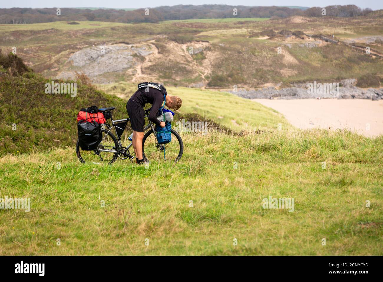 Junger Mann, der sein Fahrrad besucht, Großbritannien Stockfoto