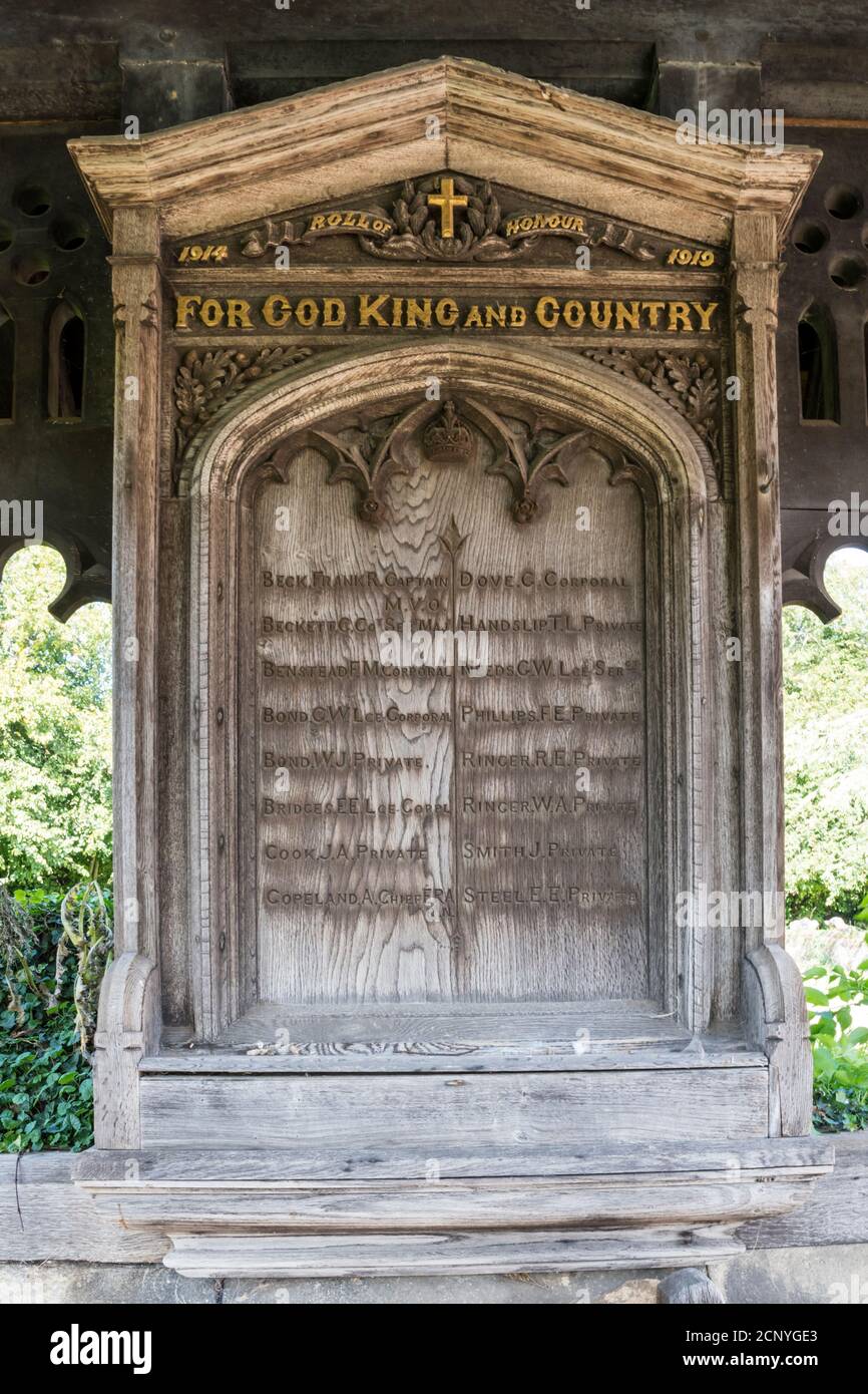 Hölzerne Gedenkstätte für die im Ersten Weltkrieg Getöteten im Lychtor der St. Peter & St. Paul Kirche, West Newton, Norfolk. Stockfoto