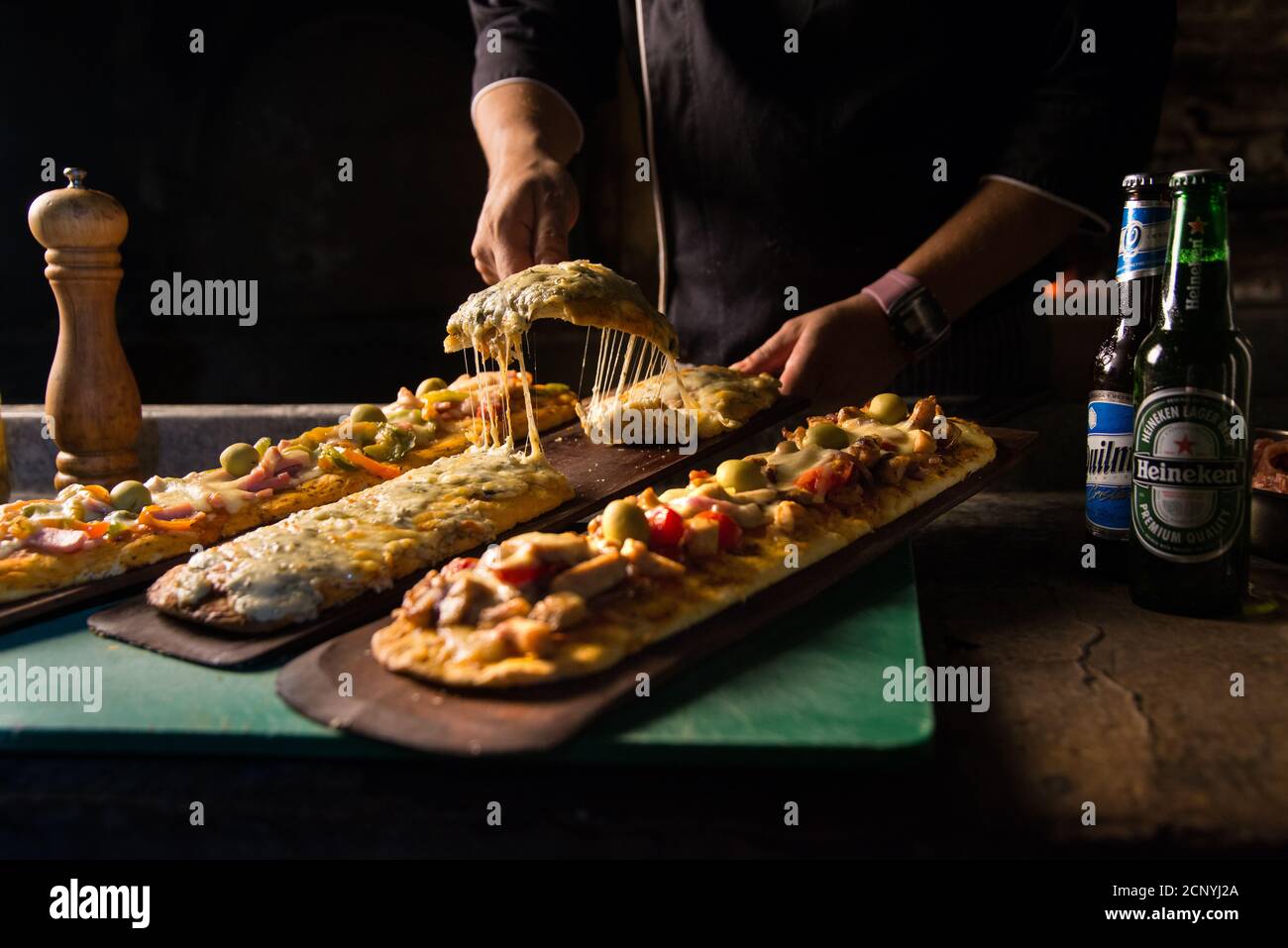 Rustikale Pizza auf dem Grill zum Abendessen gekocht. Stockfoto