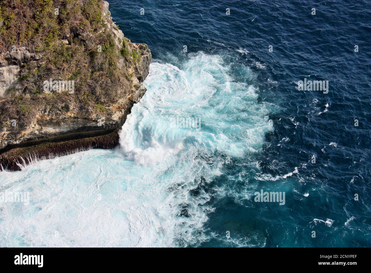 Dramatische Ansicht der Meereswellen, die um Felsen auf der Insel Nusa Penida, Bali, Indonesien, krachen Stockfoto