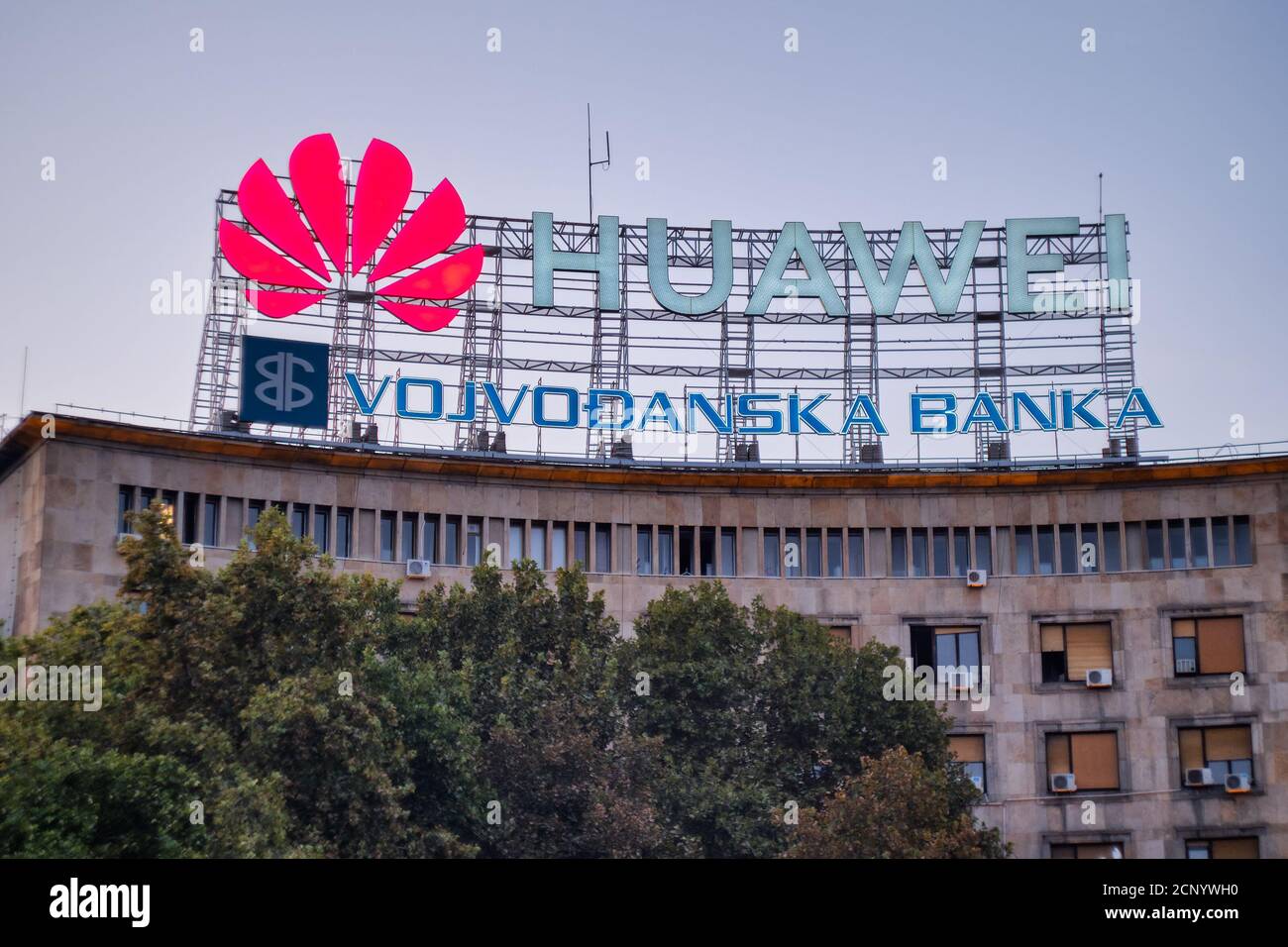 Belgrad / Serbien - 15. September 2020: Riesiges Huawei-Logo auf dem Dach des Dom Sindikata (Kombank Dvorana) Gebäudes in der Innenstadt von Belgrad, Serbien Stockfoto