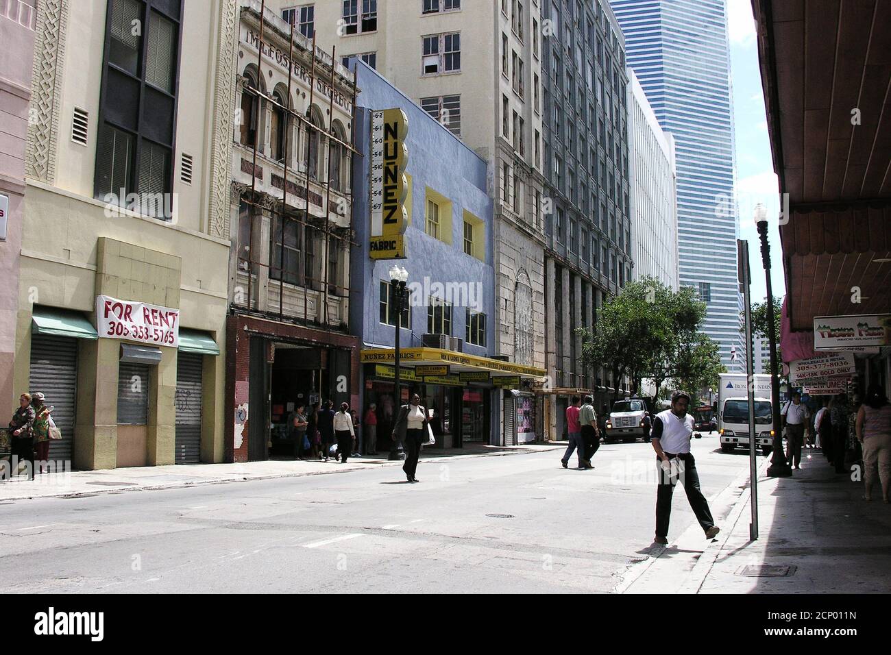 Miami, Florida, USA - September 2005: Archivansicht von Gebäuden und Geschäften auf der NE 1st Avenue in Downtown Miami. Stockfoto