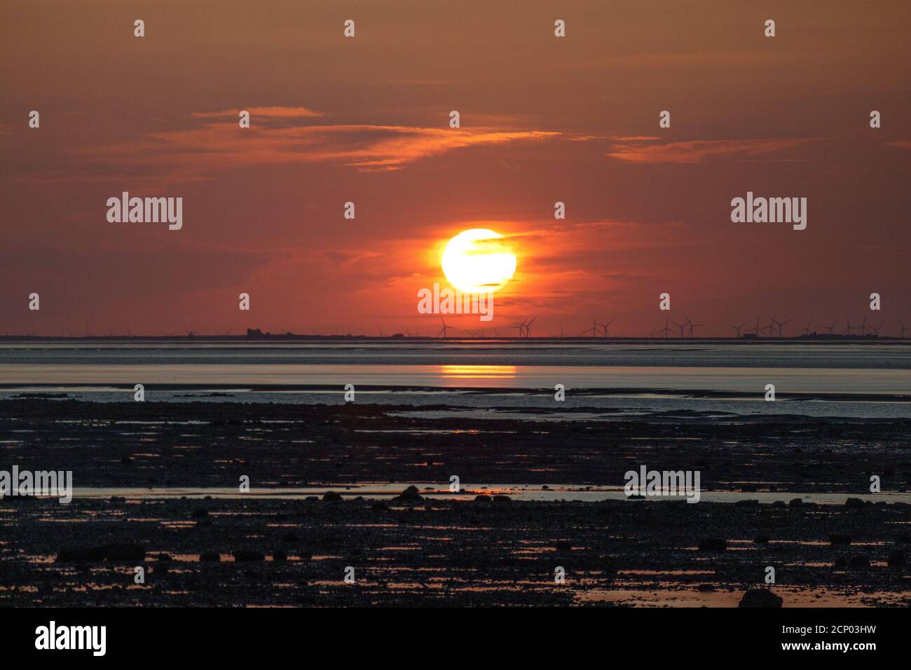 Morecambe, Lancashire, Großbritannien. September 2020. Am besten von der Morecambe Promenade aus geht die Sonne über Walney Island unter, während der letzte Zauber des sesshaften Wetters einen weiteren angenehmen Tag ausklingen ließ.Quelle: PN News/Alamy Live News Stockfoto