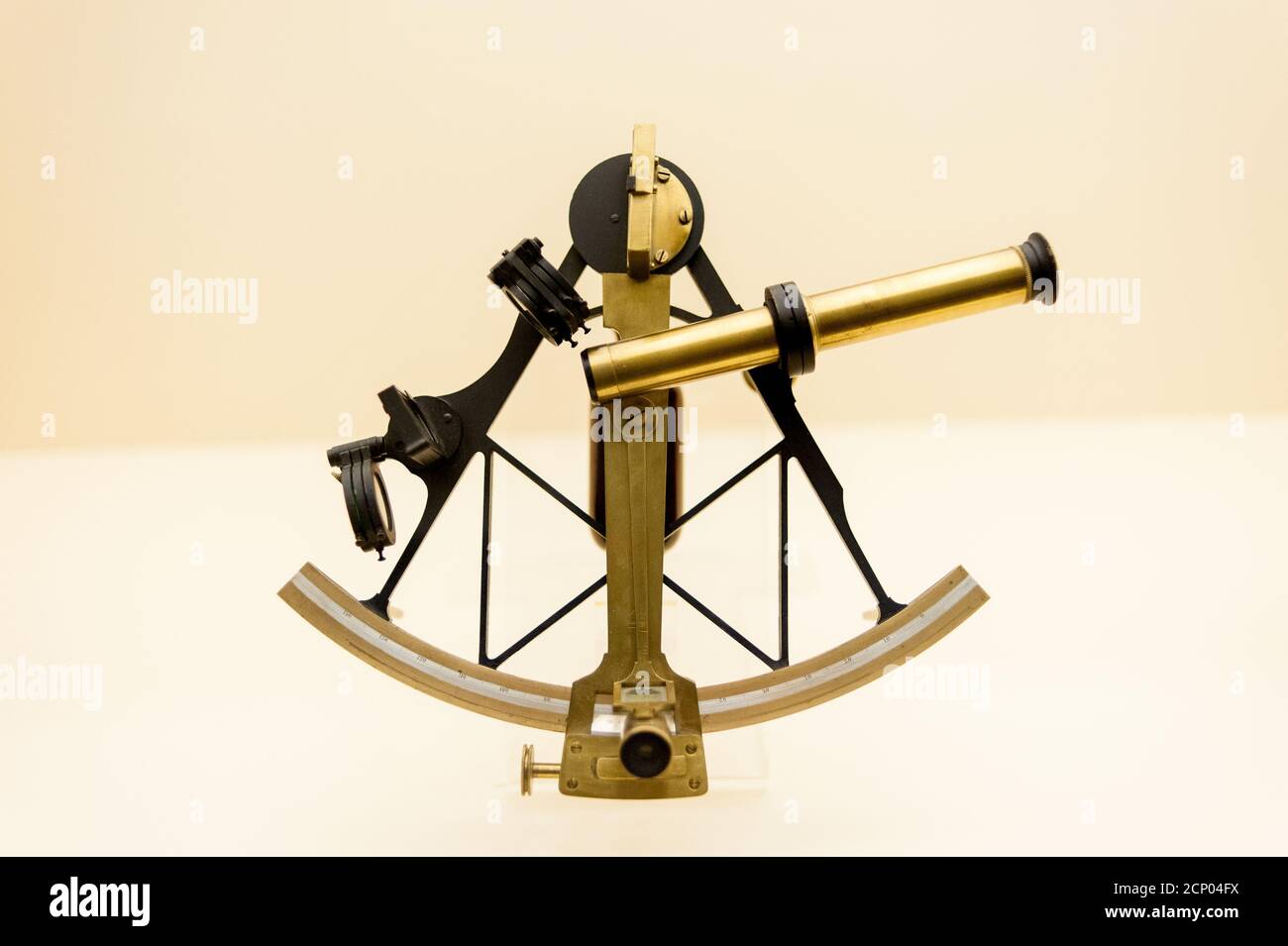 Vintage Sextant und Astrolabium isoliert auf glattem Korallenhintergrund Stockfoto