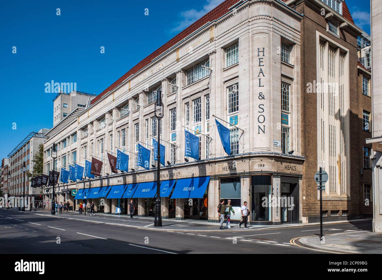 Heals Store Tottenham Court Road London. Blaue Fahnen wehen vor dem Heals Möbel- und Designladen. Gegründet 1810 von John Harris Heal und Sohn Stockfoto