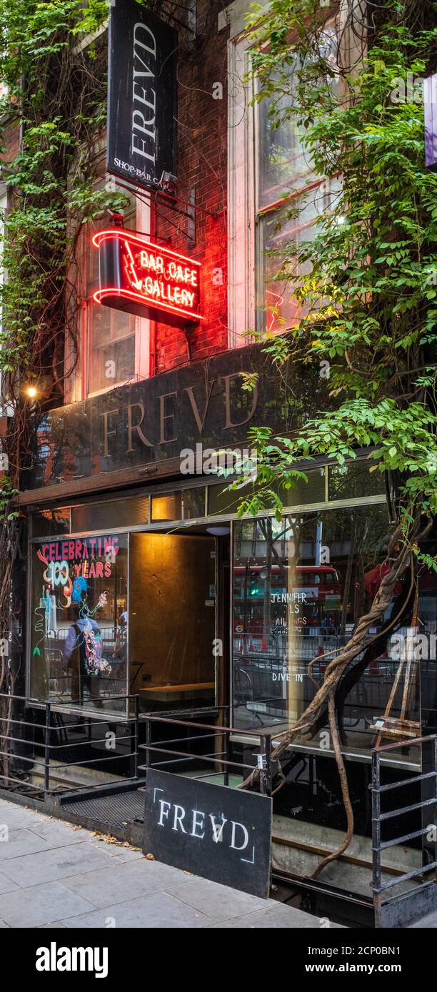 Freud Cafe Bar London - Freud ist eine Bar, in der Kaffee, Cocktails und Kunstausstellungen auf der Shaftsbury Ave im Londoner West End serviert werden. Gegründet 1986. Stockfoto