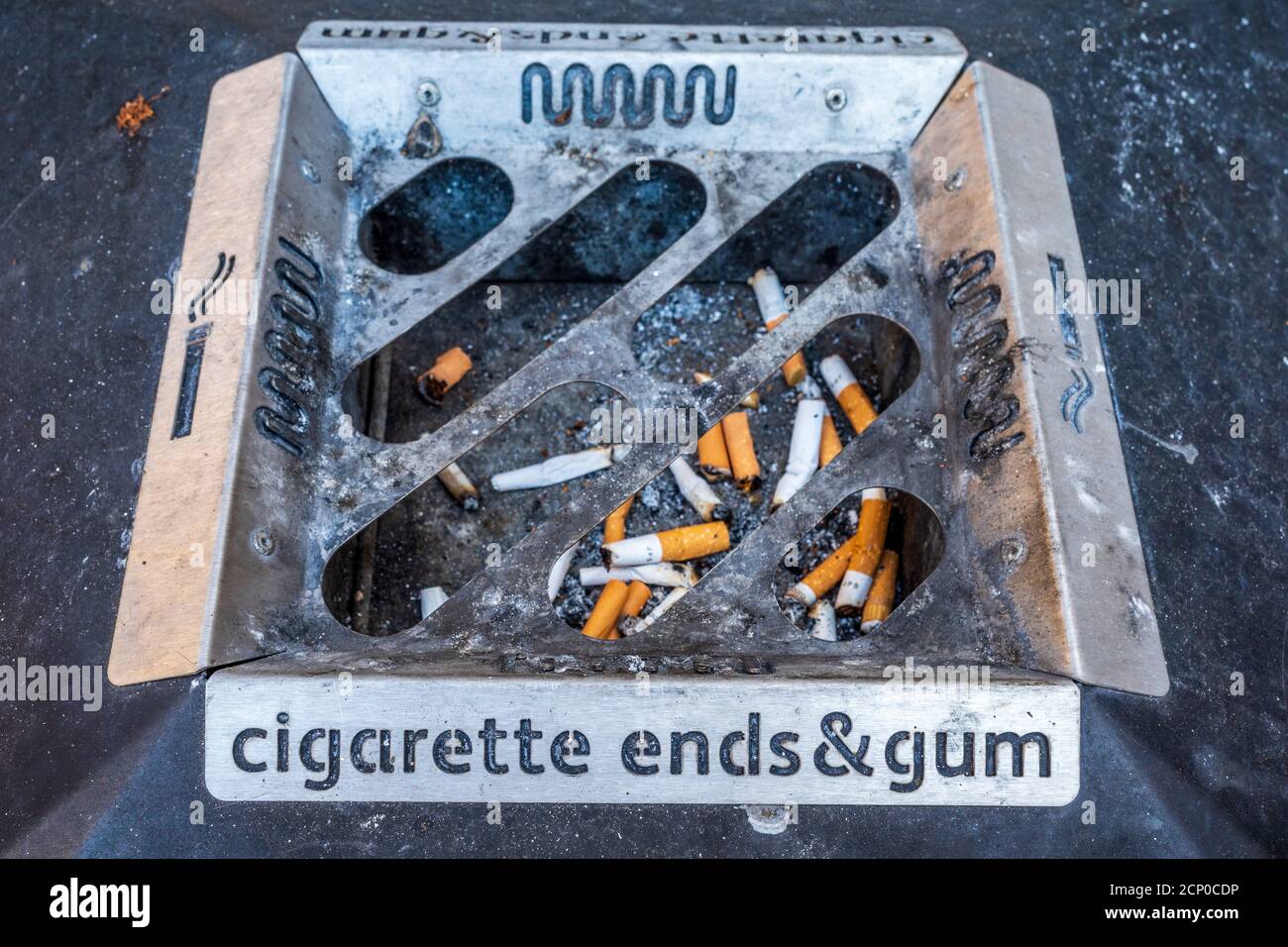 Zigarettenkippen und Gum Aschenbecher - Zigarettenkippen und Gum Tablett auf einem Abfalleimer. Stockfoto