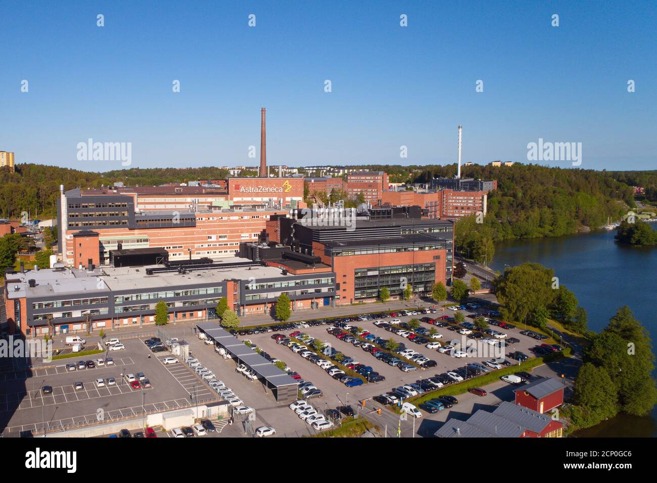 Sodertalje, Schweden - 10. Juni 2020: Luftaufnahme der pharmazeutischen Produktionsanlage von AstraZeneca in Snackviken. Stockfoto