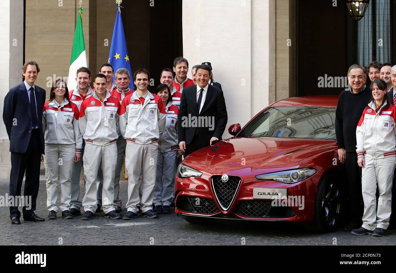 Der italienische Premierminister Matteo Renzi (C) stellt sich mit dem Fiat Chrysler CEO Sergio Marchionne (R) und dem Vorsitzenden John Elkann (L) während der Präsentation des neuen Alfa Romeo 'Giulia'-Modells im Chigi Palast in Rom, Italien, am 5. Mai 2016 vor. REUTERS/Max Rossi Stockfoto