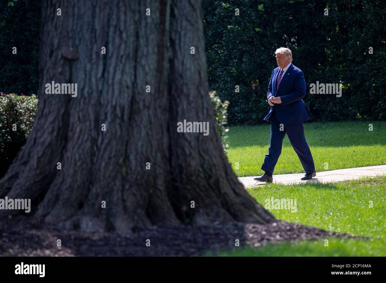 US-Präsident Donald J. Trump geht nach einer Pressekonferenz auf dem South Lawn des Weißen Hauses in Washington, DC, USA, am 18. September 2020 an Bord von Marine One. Präsident Trump reist nach Minnesota, um bei einem Great American Comeback-Event Bemerkungen zu machen.Quelle: Shawn Thew/Pool via CNP /MediaPunch Stockfoto